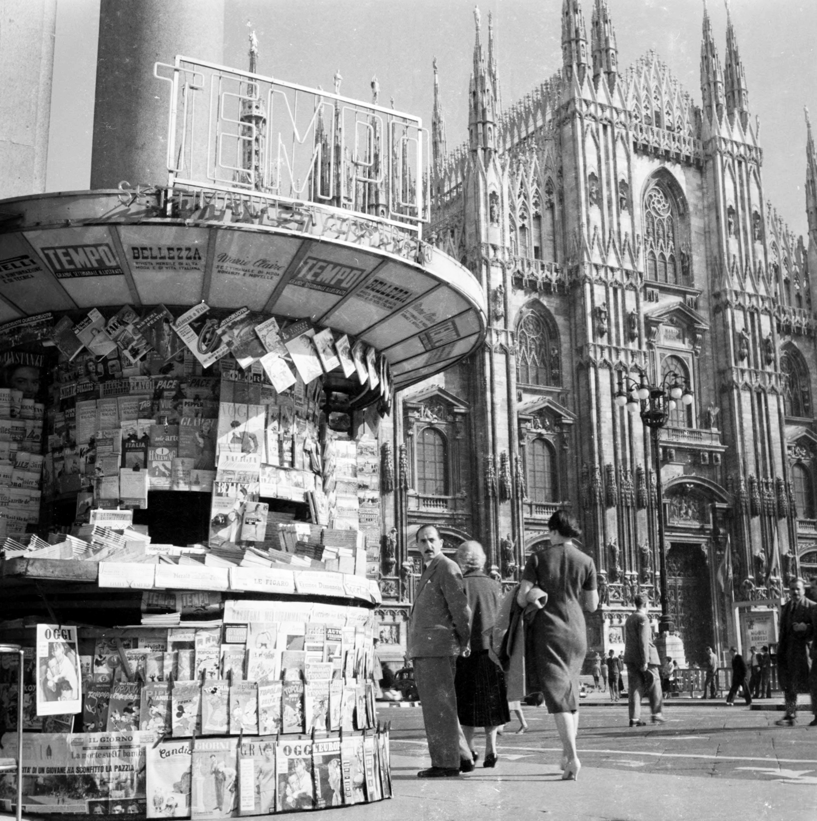 Italy, Milan, Dóm tér (Piazza del Duomo), háttérben a Dóm., 1956, UWM Libraries, church, newsstand, monument, photo aspect ratio: square, Fortepan #259526