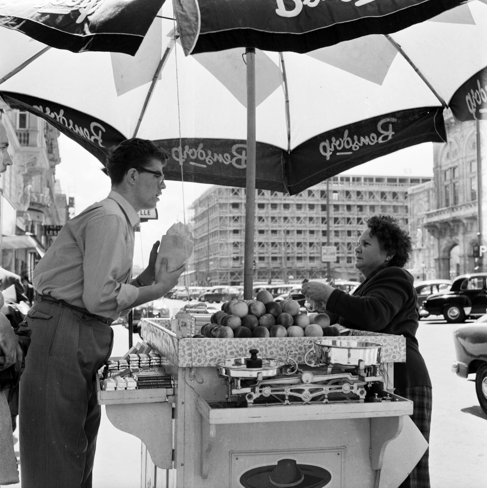 Austria, Vienna, Kärntner Strasse, jobbra az Operaház., 1956, UWM Libraries, fruit, greengrocer, fruit seller, sunshades, scale, photo aspect ratio: square, Fortepan #259527