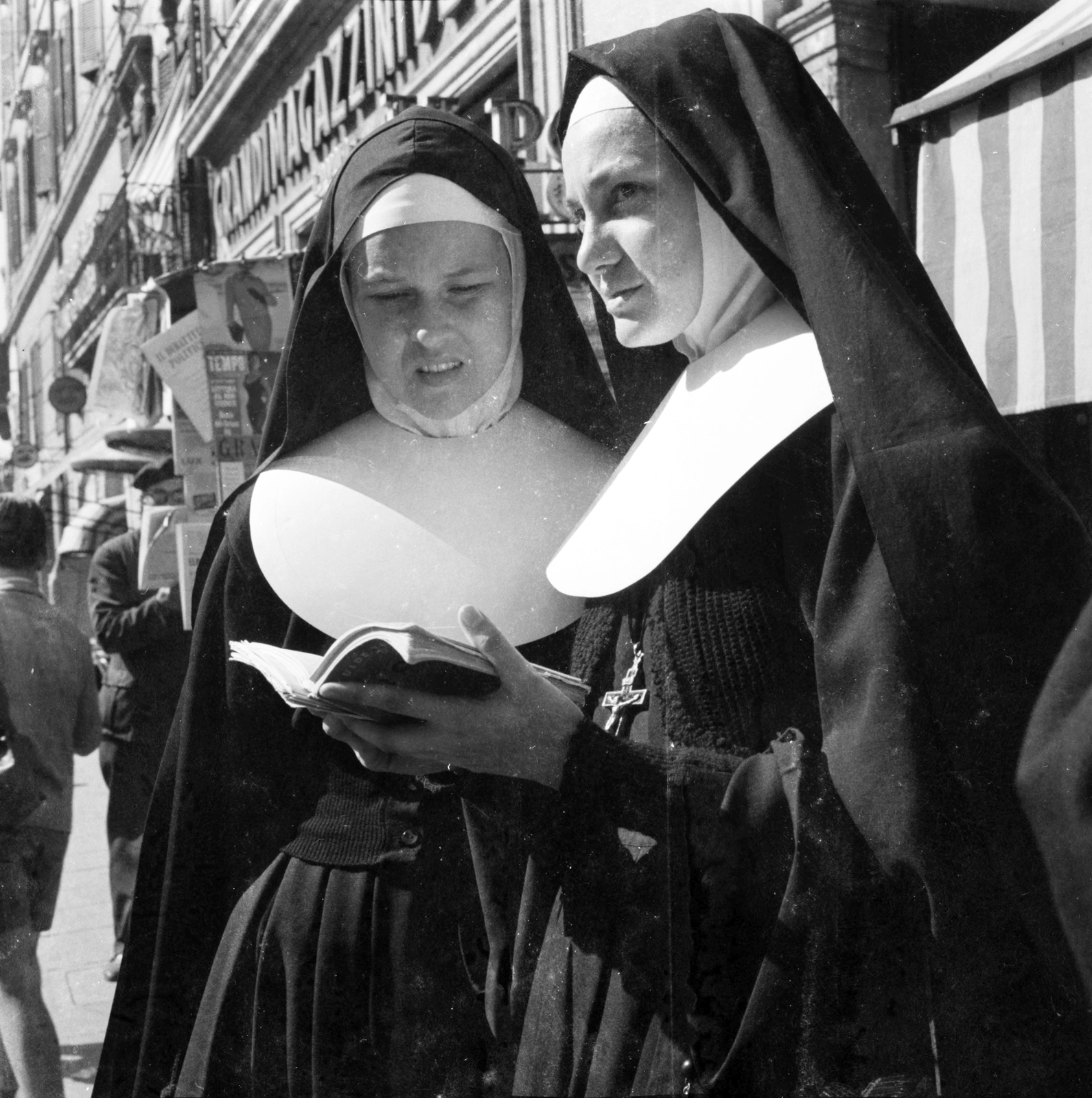 Italy, Naples, útikönyvet tanulmányozó, városnéző apácák., 1956, UWM Libraries, nun, reading, cross, photo aspect ratio: square, Fortepan #259531
