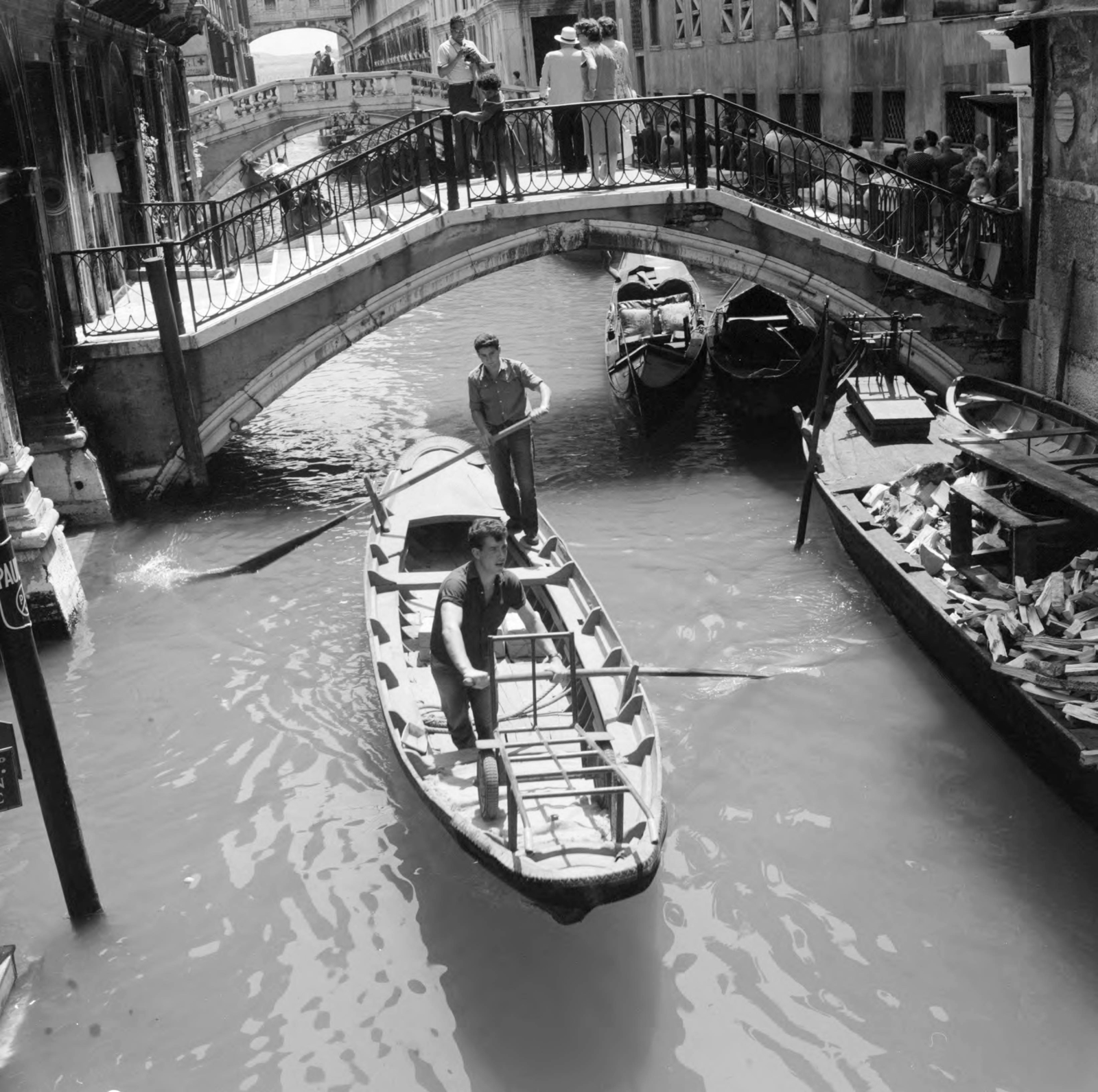 Italy, Venice, Rio di Palazzo, a Canal Gande felé nézve. Középen a Ponte del Cappello., 1956, UWM Libraries, photo aspect ratio: square, bridge, rowing boat, Fortepan #259549