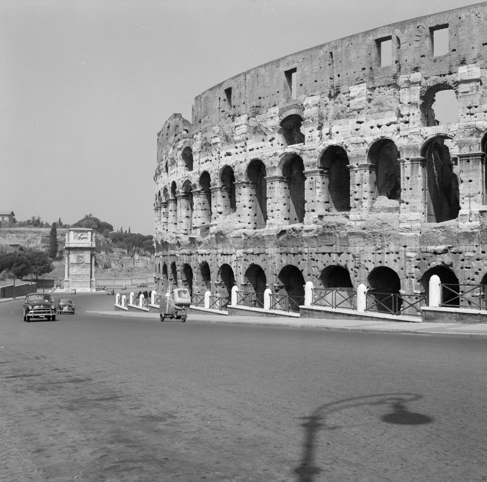 Olaszország, Róma, Via Celio Vibenna, szemben a Piazza del Arco di Costantino és Constantinus császár diadalíve. Jobbra a Colosseum., 1959, UWM Libraries, tricikli, Fortepan #259550