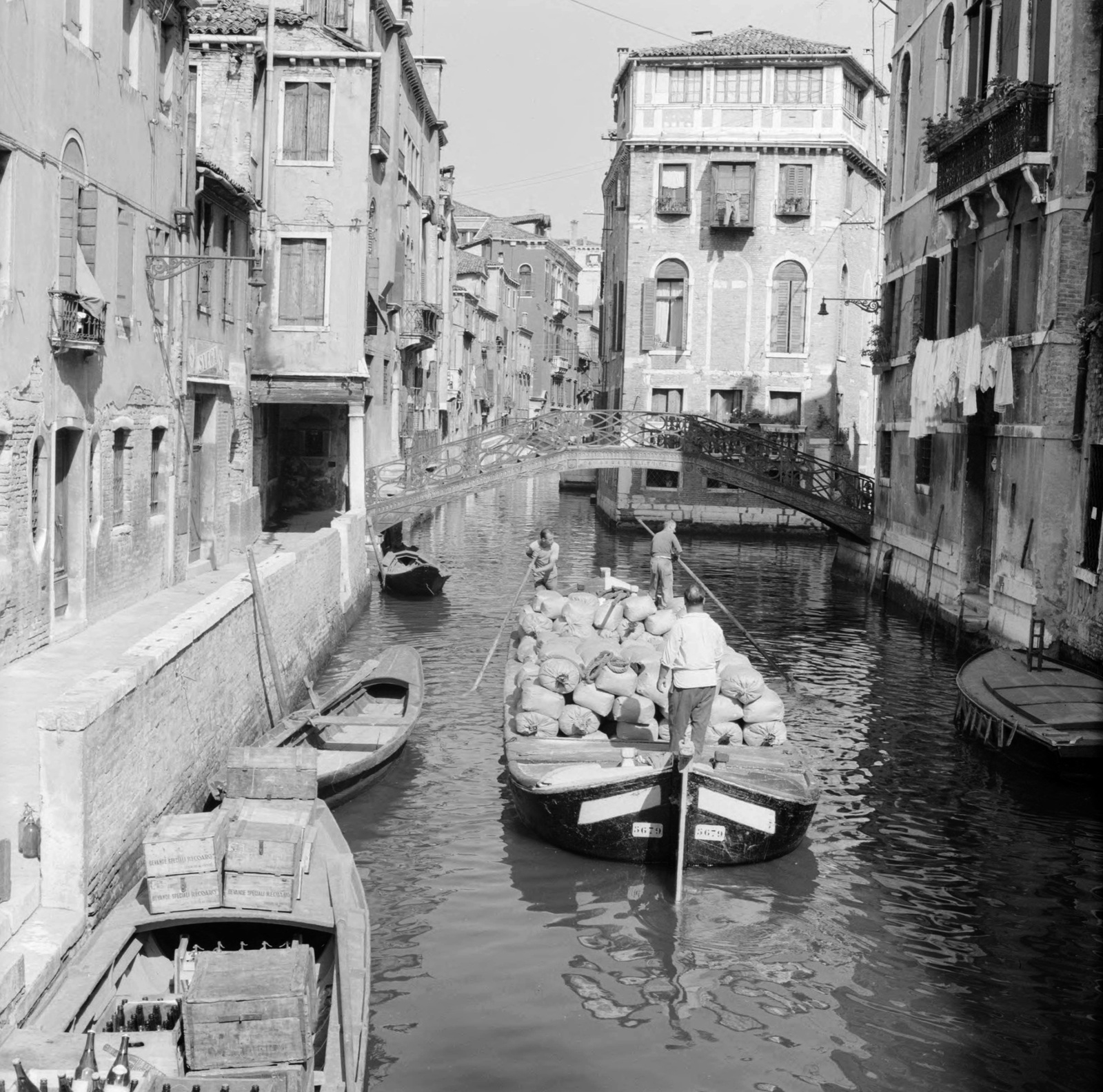 Italy, Venice, Rio di San Giovanni Laterano. Középen a Ponte dei Conzafelzi, szemben a Tette-palota., 1956, UWM Libraries, photo aspect ratio: square, sack, hanging clothes, bridge, rowing boat, Fortepan #259551