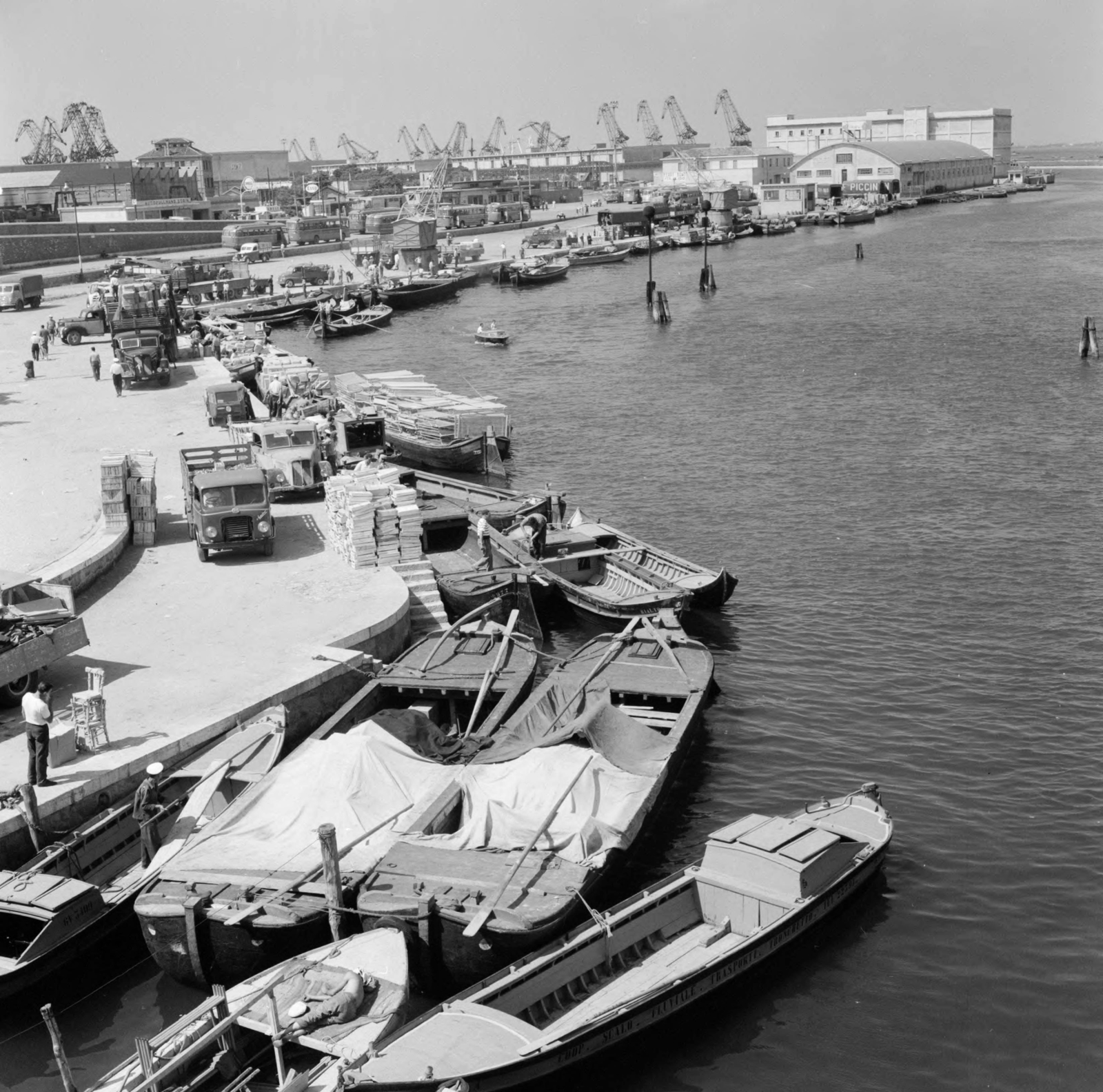 Olaszország, Velence, látkép a Ponte della Libertà-ról Tronchetto felé., 1956, UWM Libraries, képarány: négyzetes, csónak, daru, kikötő, Fortepan #259553