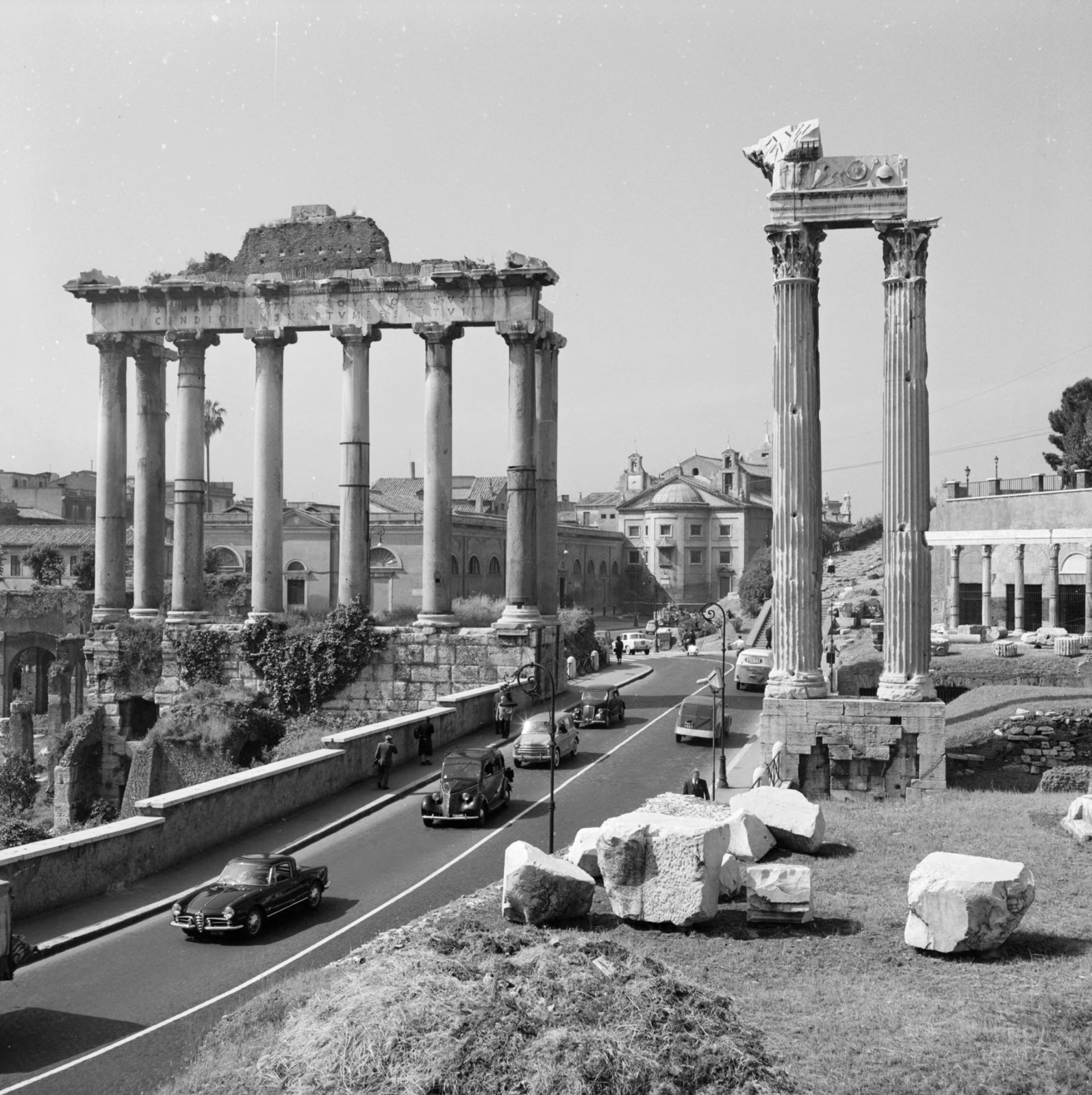 Italy, Rome, Forum Romanum, balra Saturnus temploma., 1959, UWM Libraries, traffic, picture, Fortepan #259556