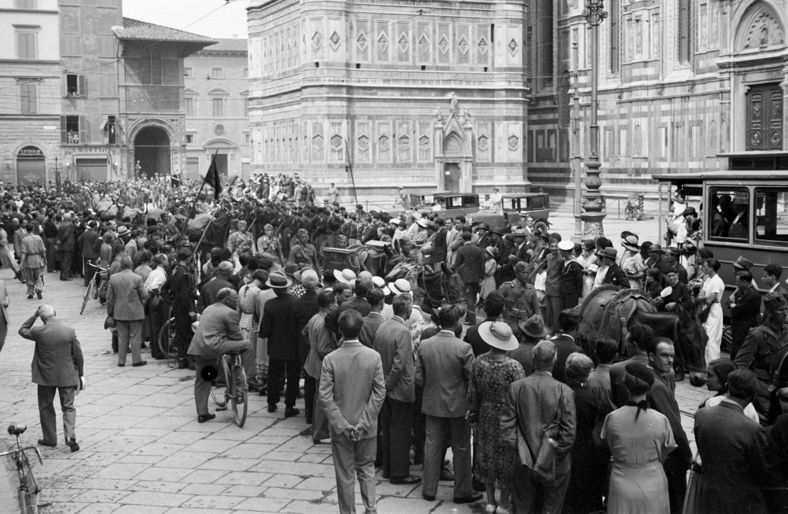 Olaszország, Firenze, Piazza Duomo, katonák felvonulását megtekintő tömeg a Dóm mellett., 1934, UWM Libraries, bámészkodás, felvonulás, Fortepan #259557
