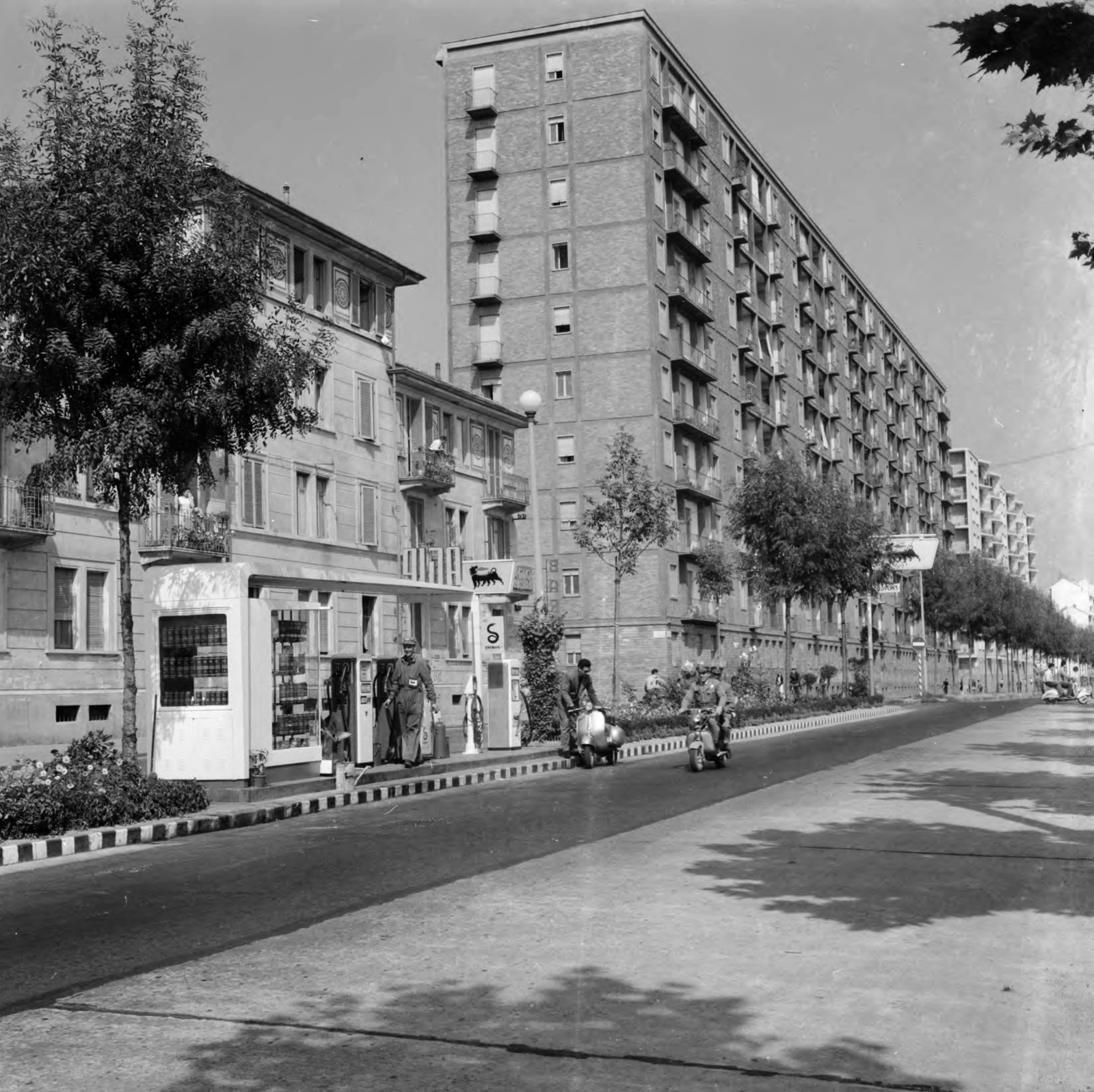 Italy, Turin, a Corso Giovanni Agnelli a Via Giacomo Dina sarkánál., 1960, UWM Libraries, gas station, Agip-brand, Fortepan #259560