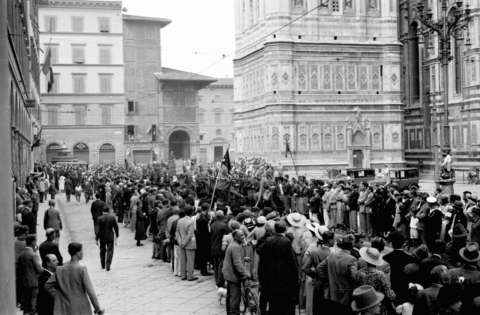 Olaszország, Firenze, Piazza Duomo, katonák felvonulását megtekintő tömeg a Dóm mellett., 1934, UWM Libraries, bámészkodás, Fortepan #259561