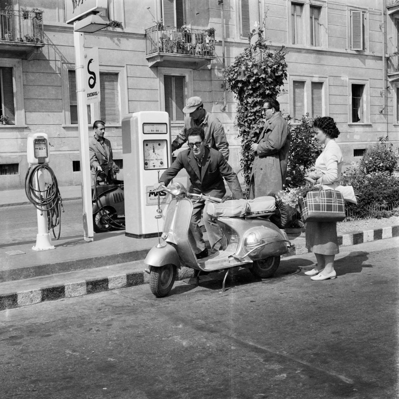 Italy, Turin, a Corso Giovanni Agnelli a Via Giacomo Dina sarkánál., 1960, UWM Libraries, scooter, gas station, Fortepan #259563