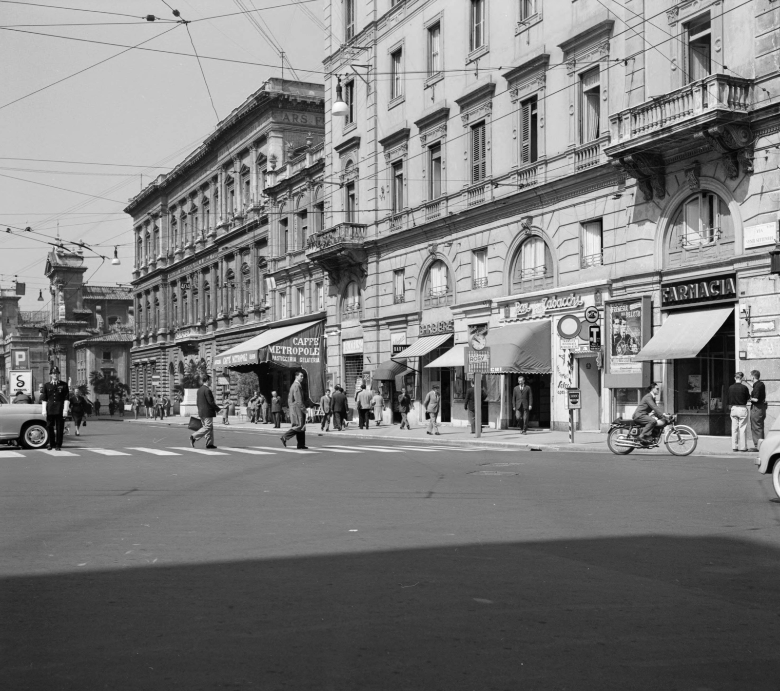 Olaszország, Róma, Via Venti Settembre, balra a háttérben a Győzedelmes Szűz Mária-templom, ettől jobbra a Mezőgazdasági, Élelmiszerügyi és Erdészeti Minisztérium (Mipaaf) épülete., 1959, UWM Libraries, gyalogátkelő, motorkerékpár, Fortepan #259564