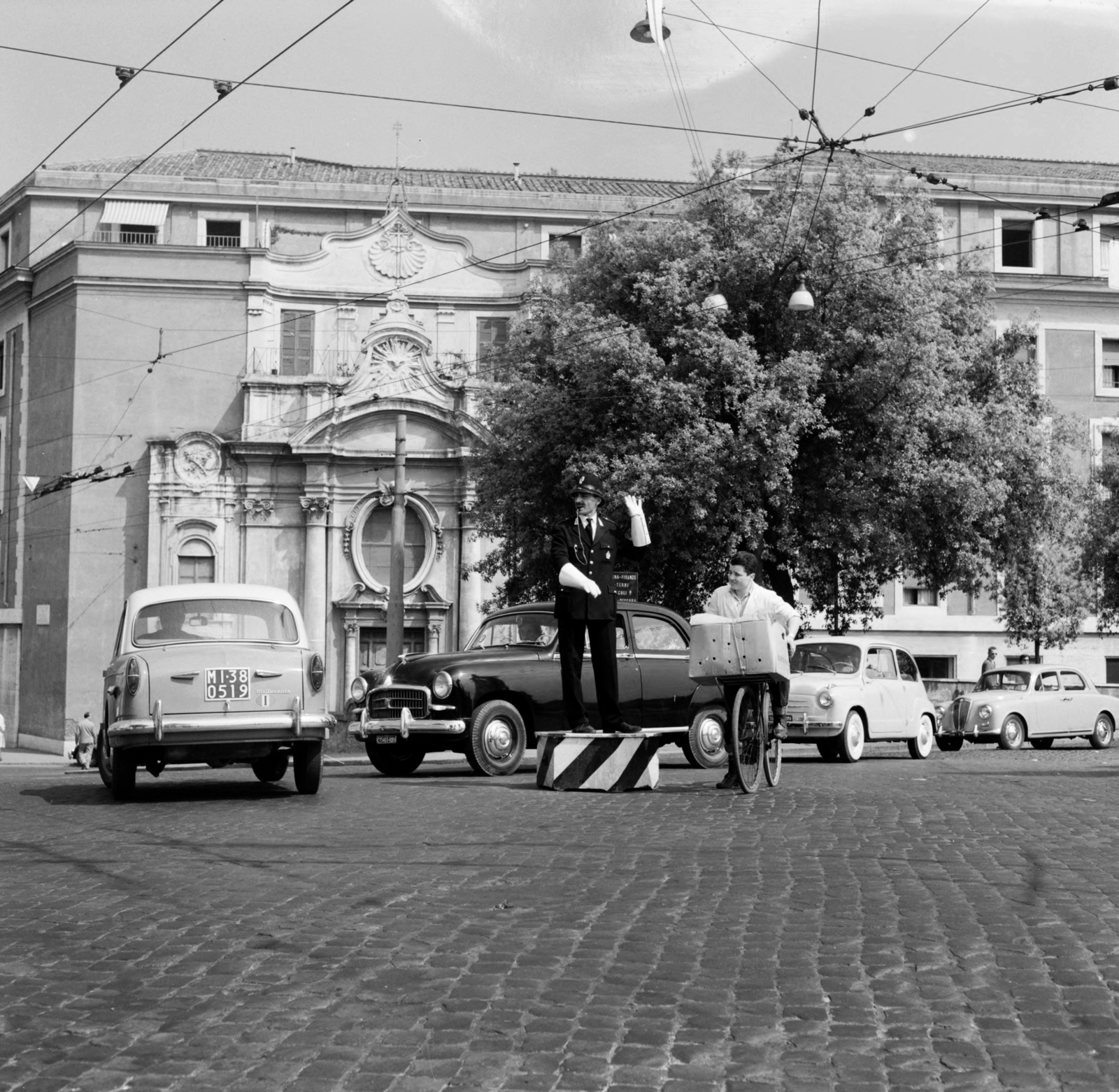 Italy, Rome, Lungotevere Vaticano 1., a Chiesa di Santa Maria Annunziata in Borgo., 1959, UWM Libraries, bicycle, pulpit for police officers, Fortepan #259565