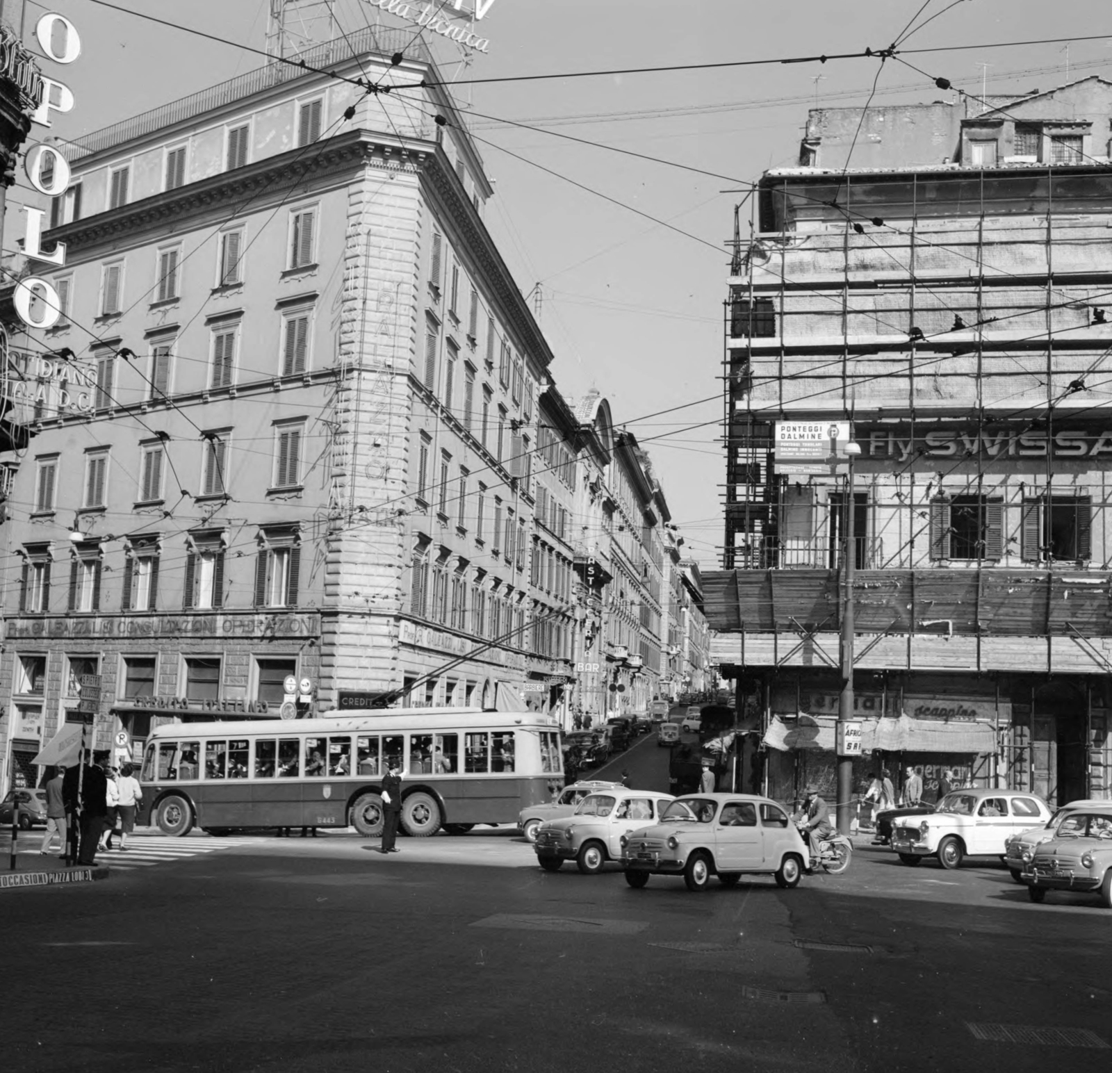 Olaszország, Róma, Piazza Barberini, szemben a Via Sistina., 1959, UWM Libraries, trolibusz, útkereszteződés, Fortepan #259569