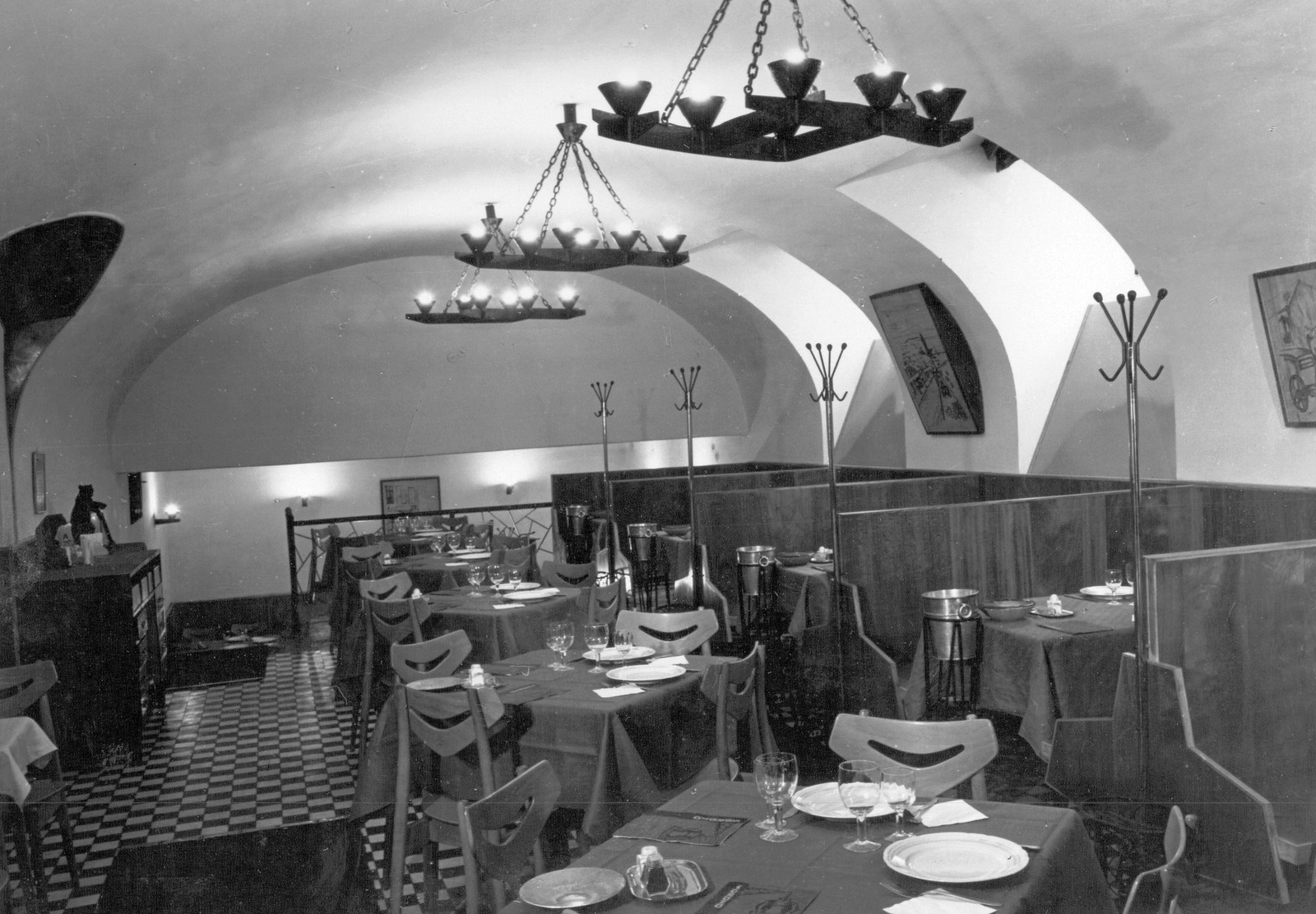 Hungary, Budapest IX., Üllői út 45. Söröző a Két Medvéhez., 1965, Ferencvárosi Helytörténeti Gyűjtemény, interior, chandelier, Budapest, Fortepan #25957