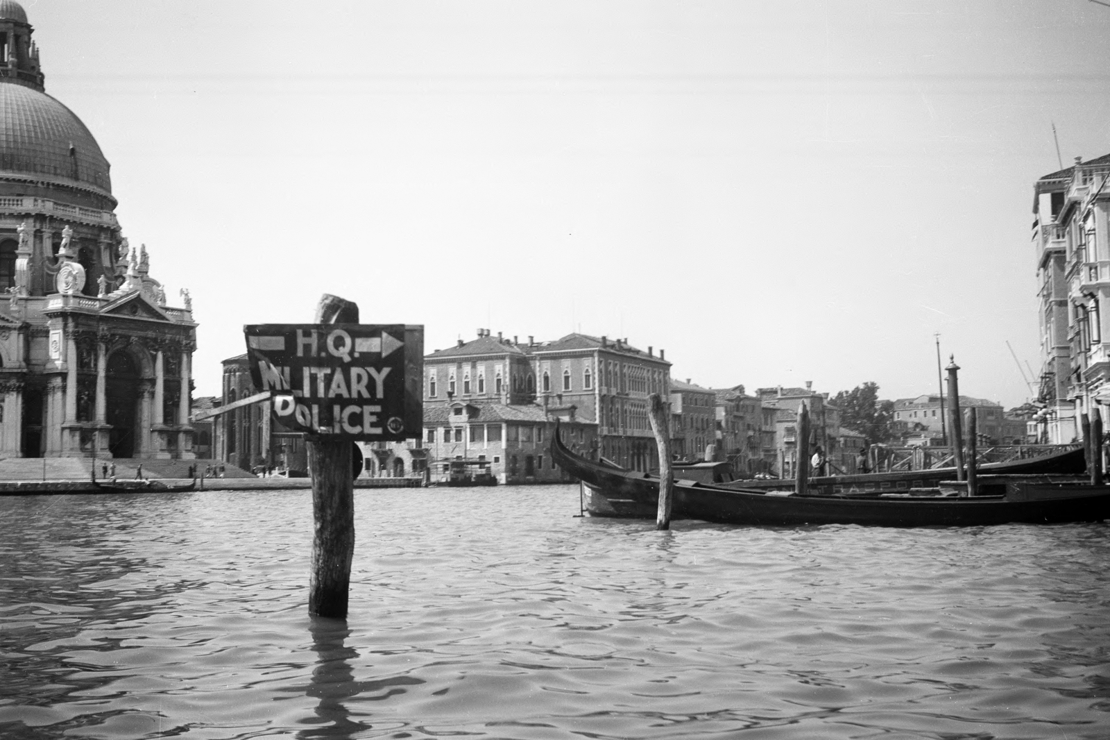 Italy, Venice, Canal Grande, balra a Santa Maria della Salute fogadalmi templom., 1946, UWM Libraries, Best of, label, pillar, ship, Fortepan #259588