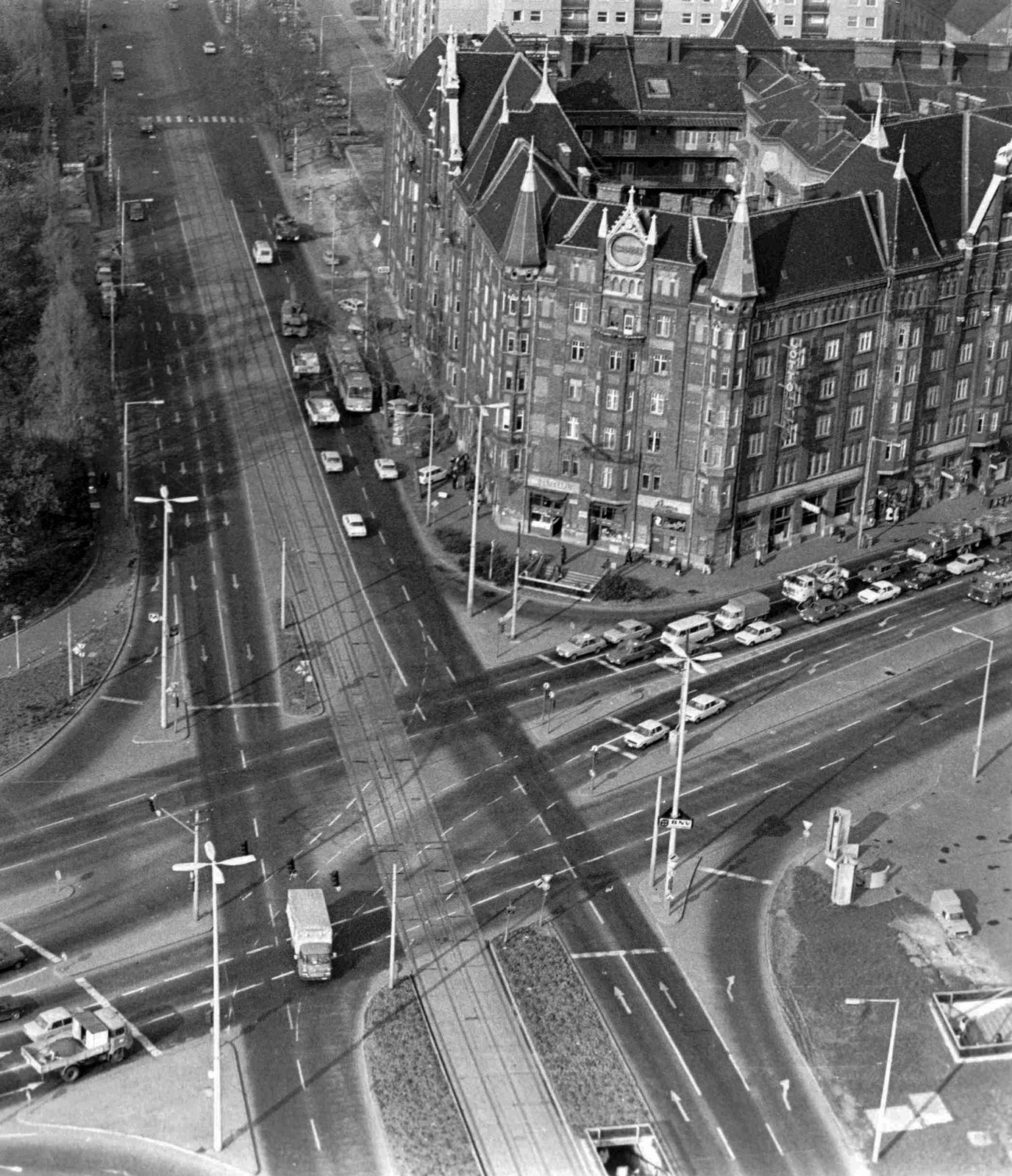 Hungary, Budapest VIII.,Budapest IX., Nagyvárad tér a SOTE (később Semmelweis Egyetem) Elméleti Tömb toronyépületének a tetejéről fényképezve., 1979, Ferencvárosi Helytörténeti Gyűjtemény, bus, Czechoslovak brand, German brand, Trabant-brand, Soviet brand, Hungarian brand, commercial vehicle, Ikarus-brand, Lada-brand, Barkas-brand, Wartburg-brand, IFA-brand, Izh-brand, Avia-brand, picture, automobile, Budapest, Fortepan #25959