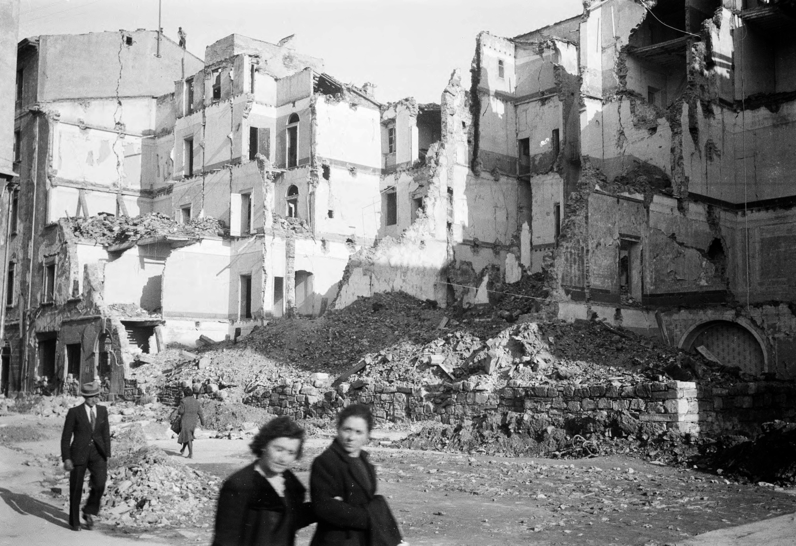 Italy, a város egyik lebombázott házsora., 1946, UWM Libraries, war damage, damaged building, pedestrian, Fortepan #259591