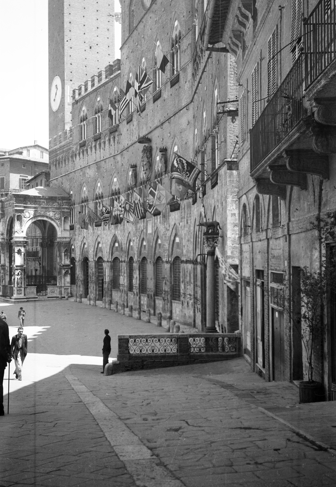 Italy, Siena, Piazza del Campo, szemben a Palazzo Pubblico., 1946, UWM Libraries, street view, flag, balcony, shutter, Fortepan #259592