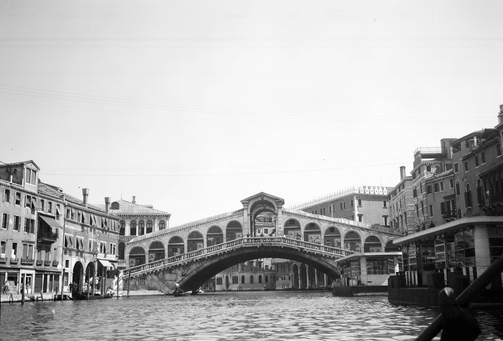 Italy, Venice, Canal Grande, szemben a Rialto híd., 1946, UWM Libraries, rowing boat, Fortepan #259599
