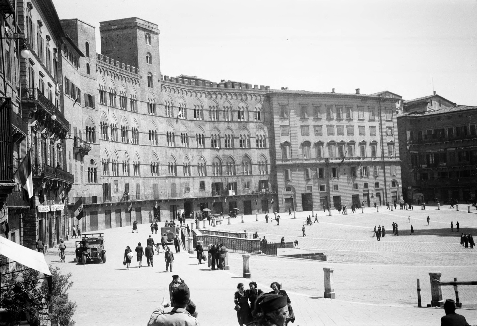 Olaszország, Siena, Piazza del Campo., 1946, UWM Libraries, Harriet Helen Werley, zászló, járókelő, Fortepan #259601