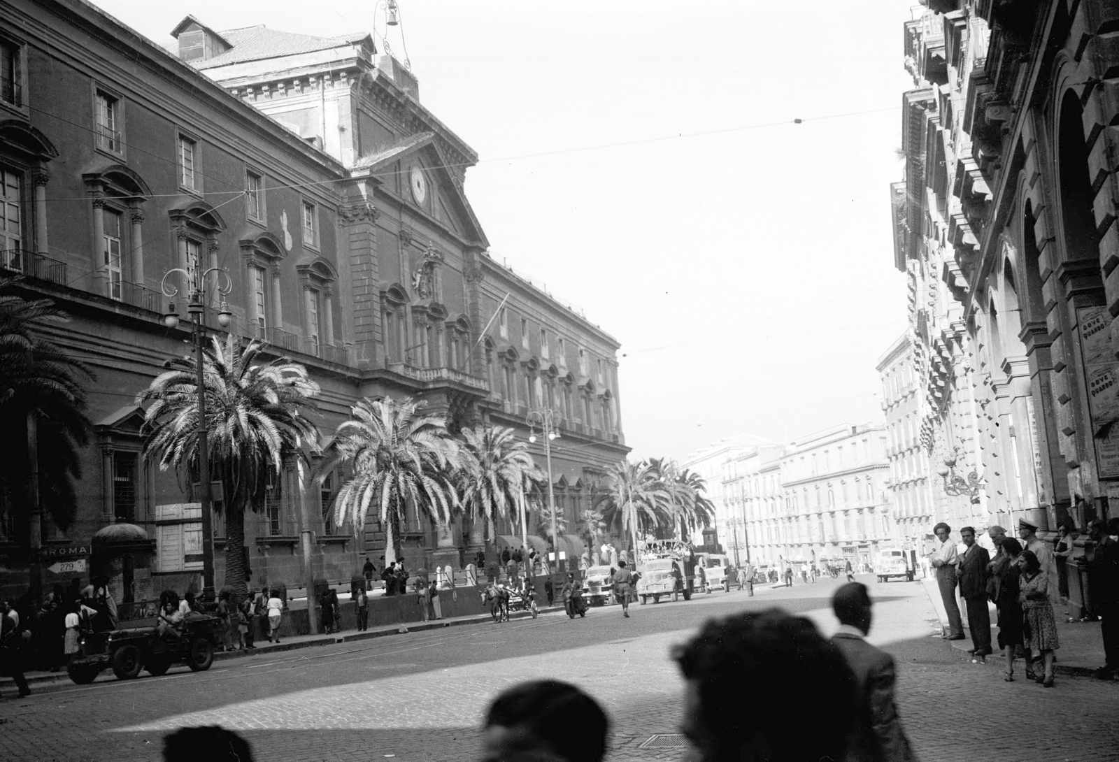 Olaszország, Nápoly, Piazza Museo 19., Nemzeti Régészeti Múzeum., 1946, UWM Libraries, Harriet Helen Werley, lámpaoszlop, épület, teherautó, lovaskocsi, járókelő, motorkerékpár, pálmafa, Fortepan #259606