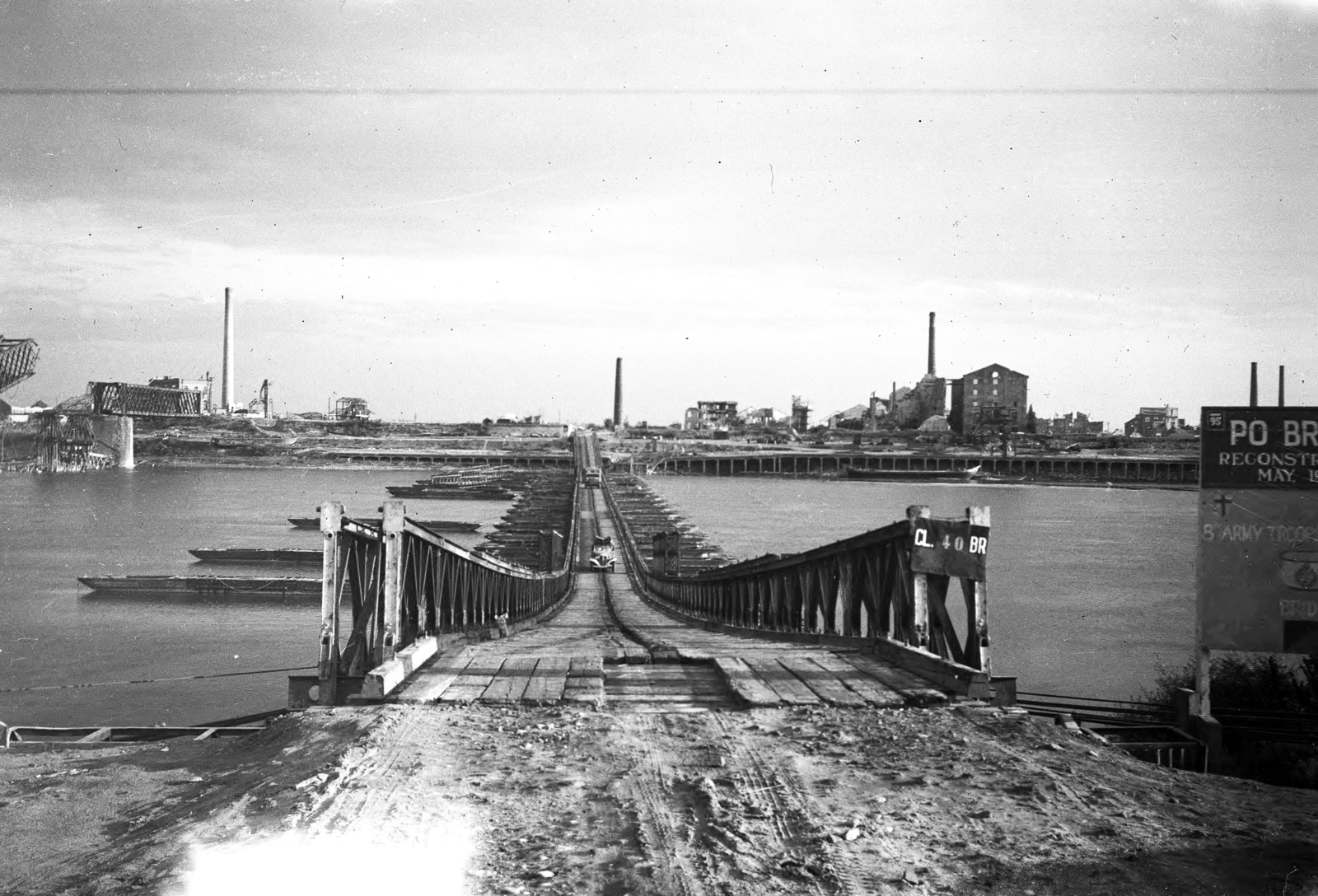 Italy, a Pó folyó feletti, Ferrara és Santa Maria Maddalena közötti összeköttetést biztostó pontonhídat az Egyesült Királyság VIII. hadserege létesítette., 1946, UWM Libraries, label, temporary bridge, Fortepan #259607