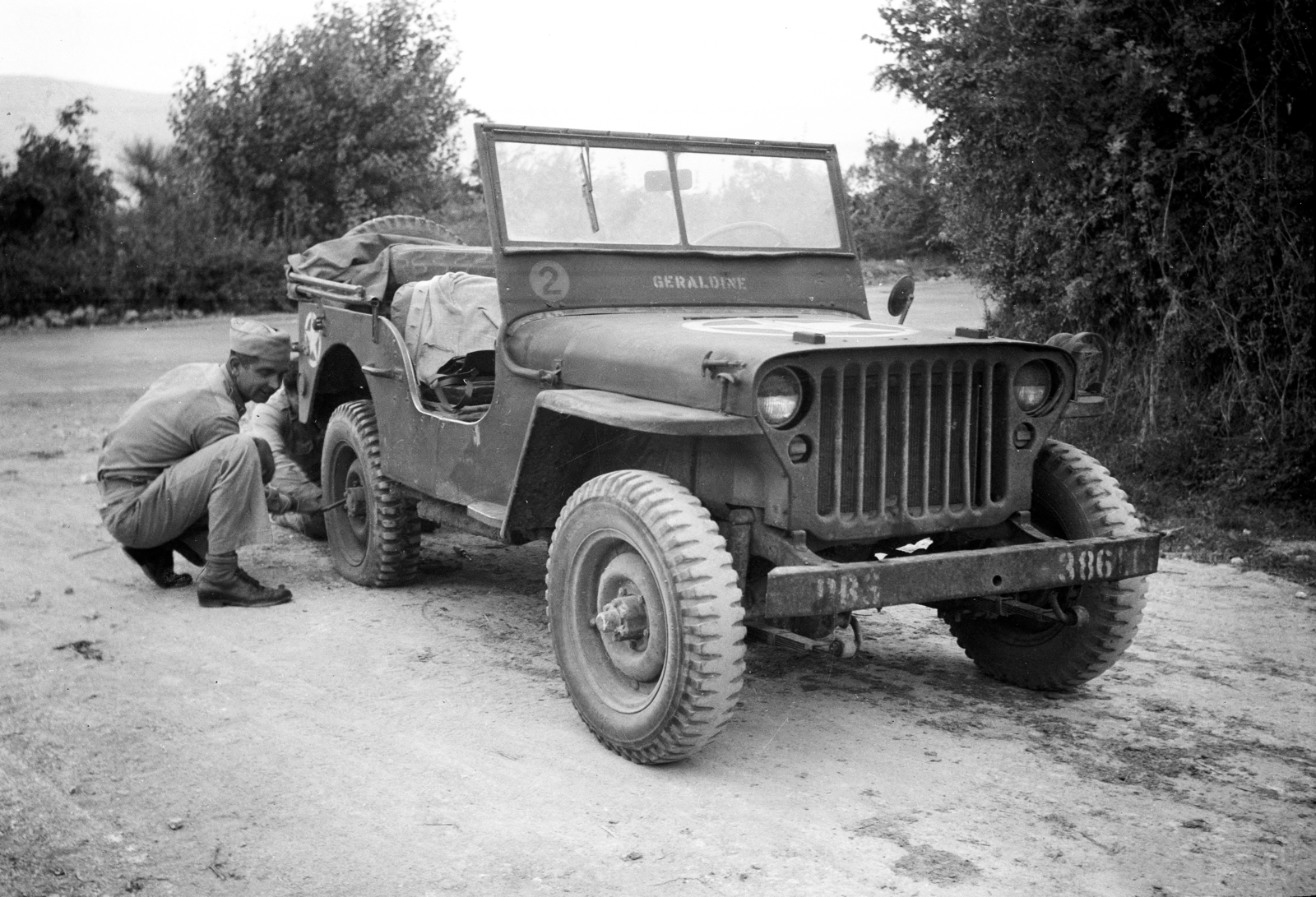 Italy, amerikai katonák defektet javítanak a város határában., 1946, UWM Libraries, off-roader, Willys-brand, American soldier, flat tyre, Fortepan #259609