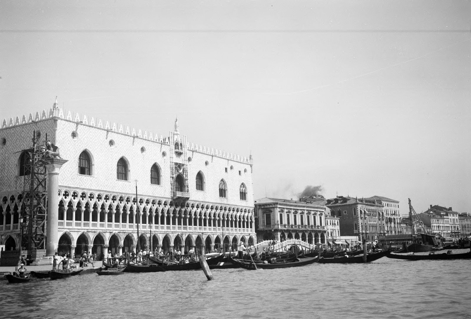 Italy, Venice, Canal Grande a Szent Márk térnél. Balra a gránitoszlopon Velence jelképe, a szárnyas oroszlán, mögötte a Dózse-palota., 1946, UWM Libraries, monument, rowing boat, Fortepan #259610