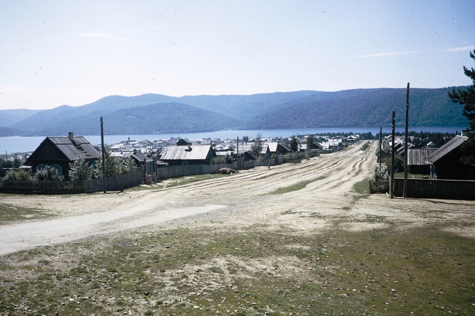 Russia, az Angara folyó partja, Gorkij utca, szemben a Lenin utca., 1964, UWM Libraries, Fortepan #259630
