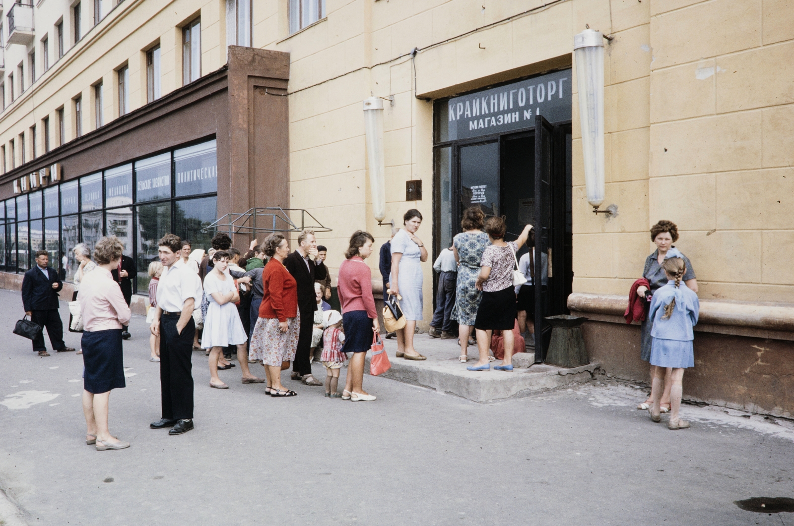 Russia, Habarovsk, Puskin utca, könyvesbolt a Muravjov-Amurszkij (Marx Károly) utca sarkán., 1964, UWM Libraries, Fortepan #259656