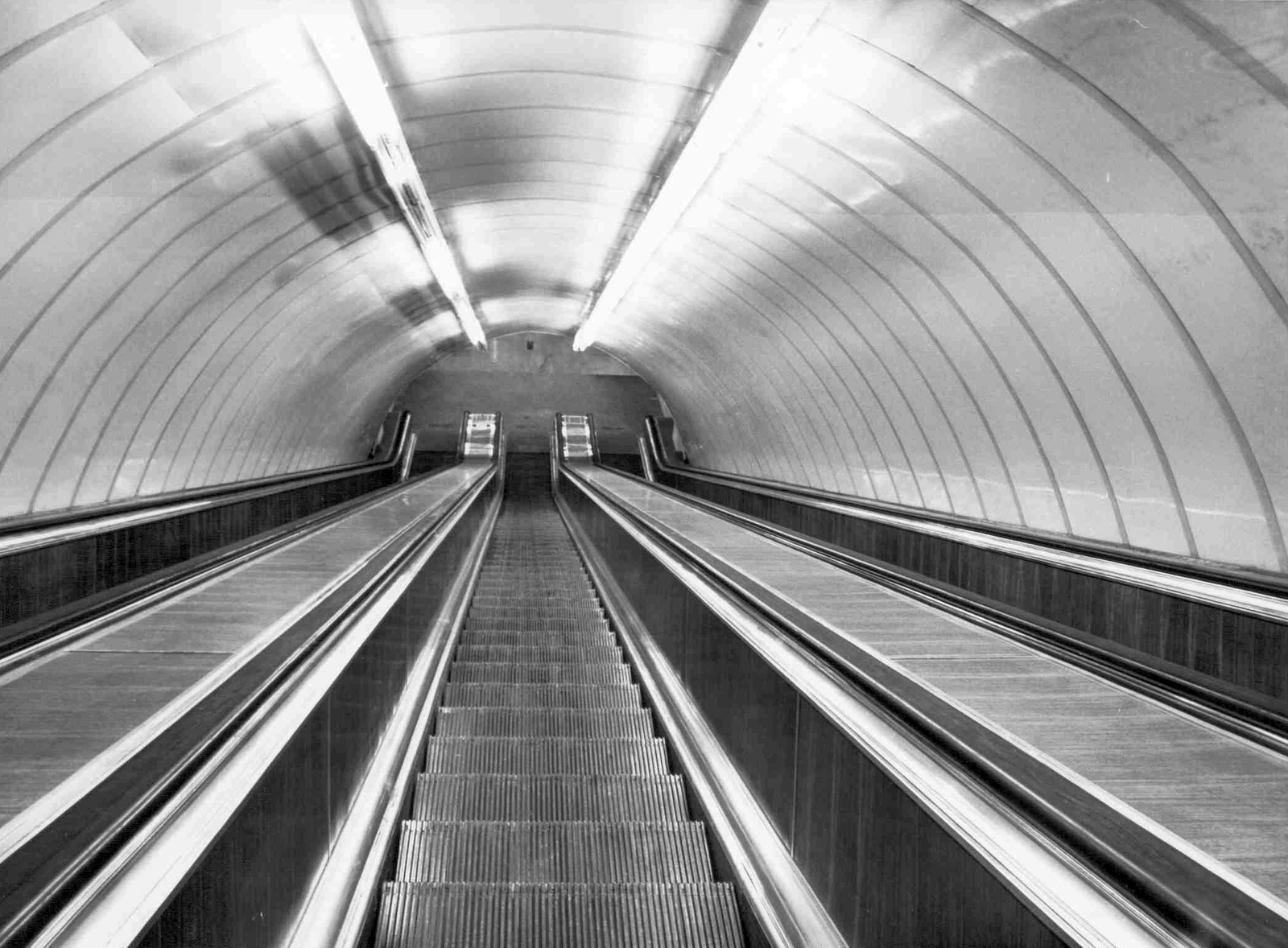 Hungary, Budapest VIII., Baross tér, a Keleti pályaudvar metróállomás mozgólépcsője., 1977, Ferencvárosi Helytörténeti Gyűjtemény, moving escalator, escalator, subway, Budapest, Fortepan #25966