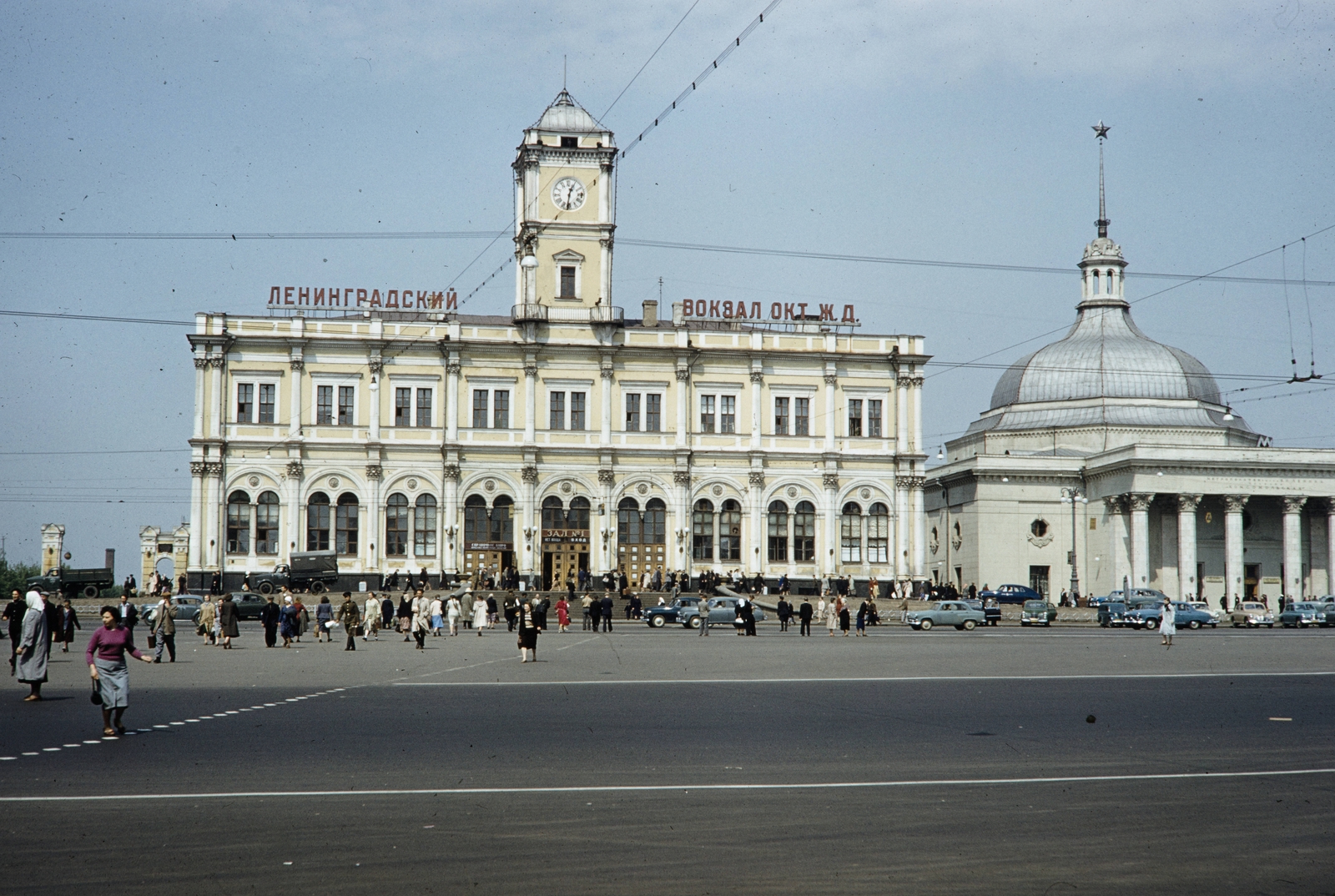 Russia, Moscow, Komszomolszkaja tér, Leningrád vasútállomás., 1959, UWM Libraries, colorful, Cyrillic alphabet, church clock, Fortepan #259683