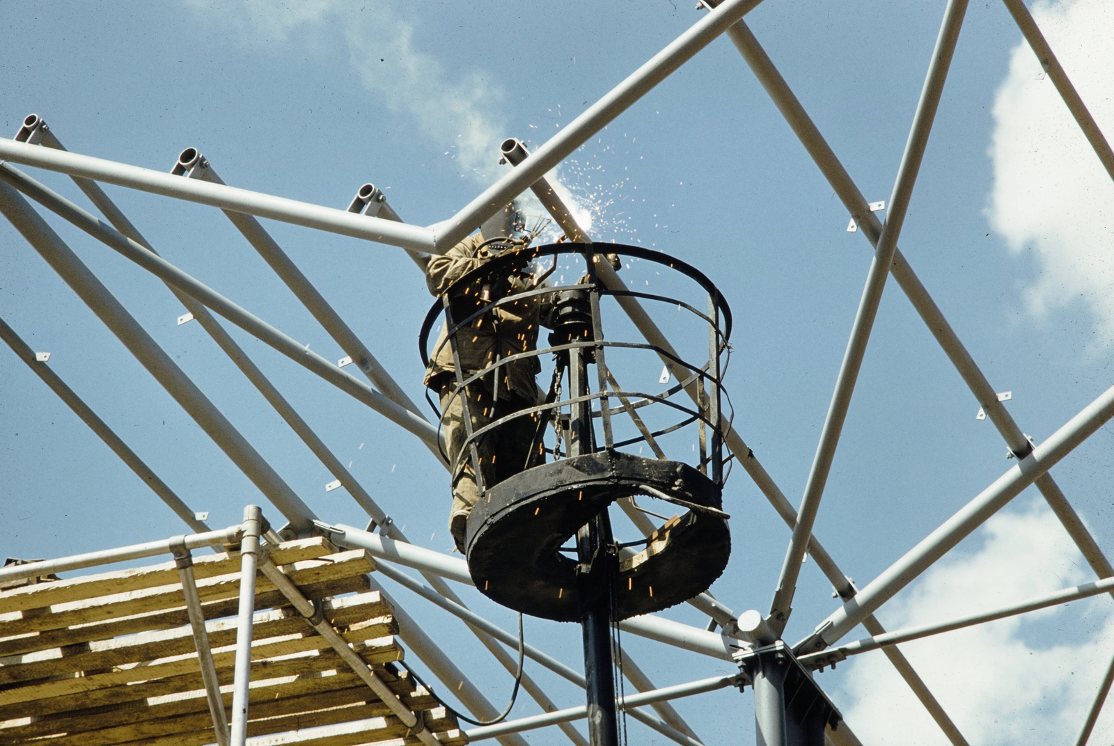Russia, Moscow, Szokolnyiki-park, az Amerikai Nemzeti Kiállítás pavilonjának építése., 1959, UWM Libraries, colorful, basket lift, sparks, welding, contraption, Fortepan #259684