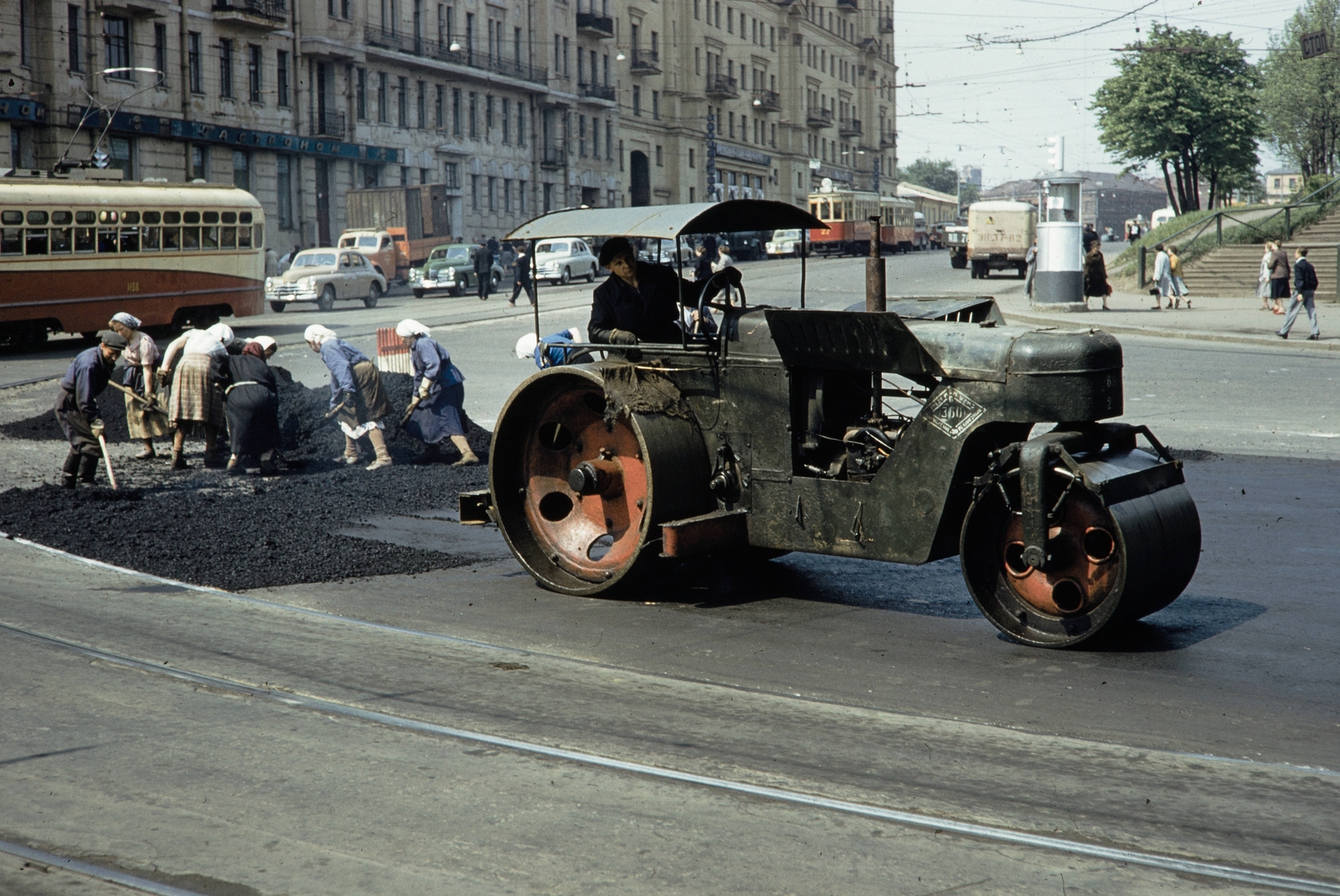 Russia, Moscow, Kalancsovszkaja utca., 1959, UWM Libraries, Best of, colorful, working woman, paving, road roller, Fortepan #259685