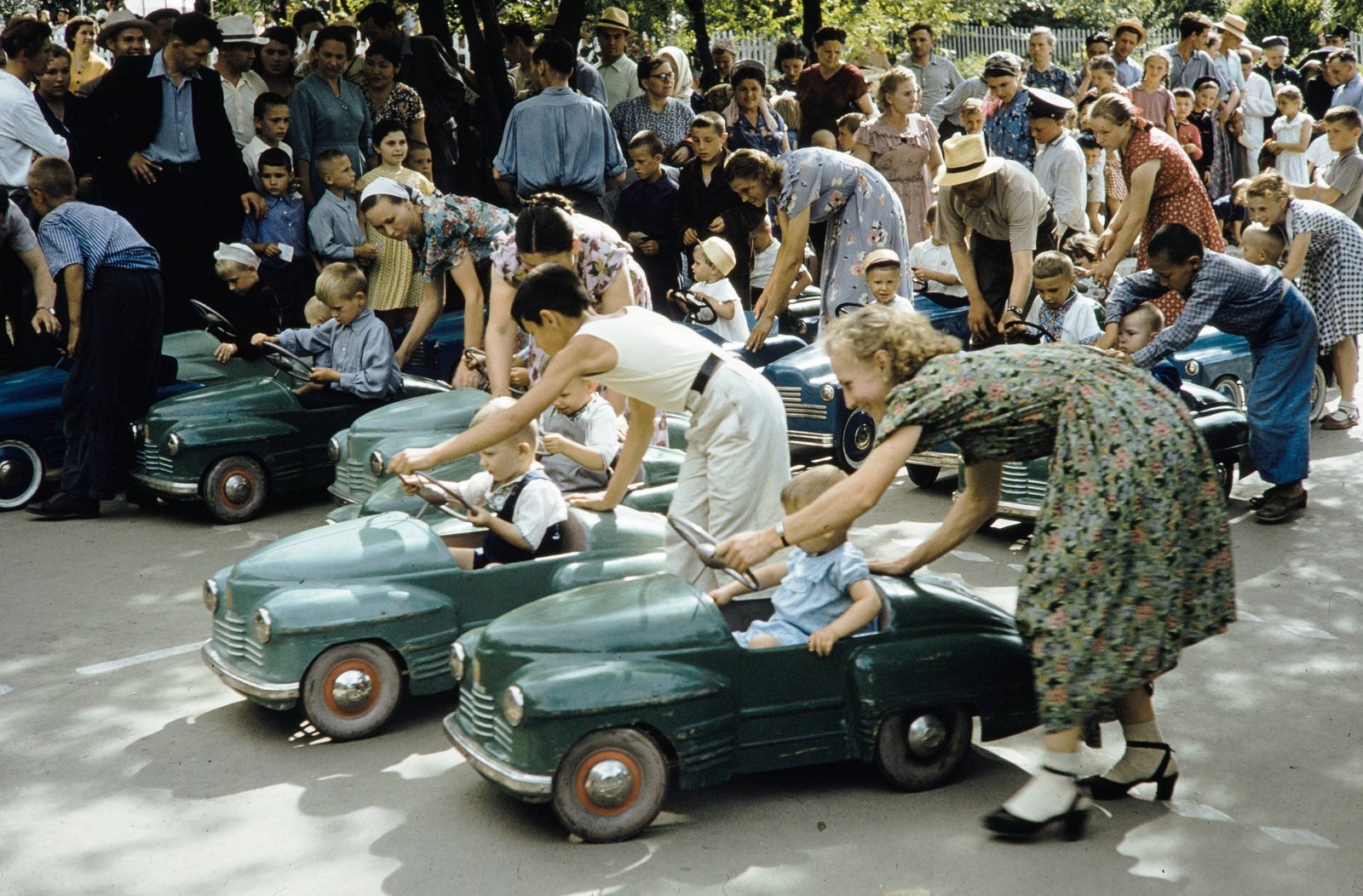 Almati, (ekkor Alma-Ata), Gorkij-park., 1959, UWM Libraries, kid, pedal car, colorful, Fortepan #259698