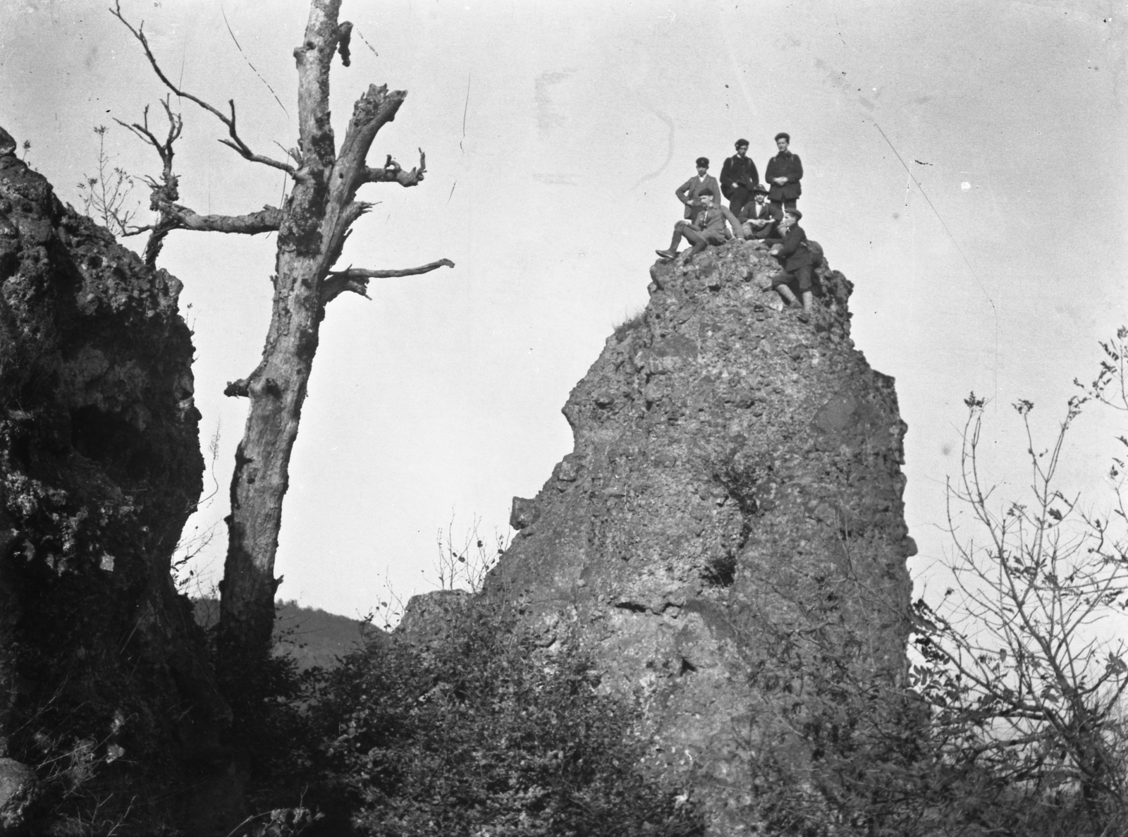 Magyarország, Visegrádi-hegység, Vadálló-kövek., 1935, Fortepan, szikla, sziklán ülni, Fortepan #2597