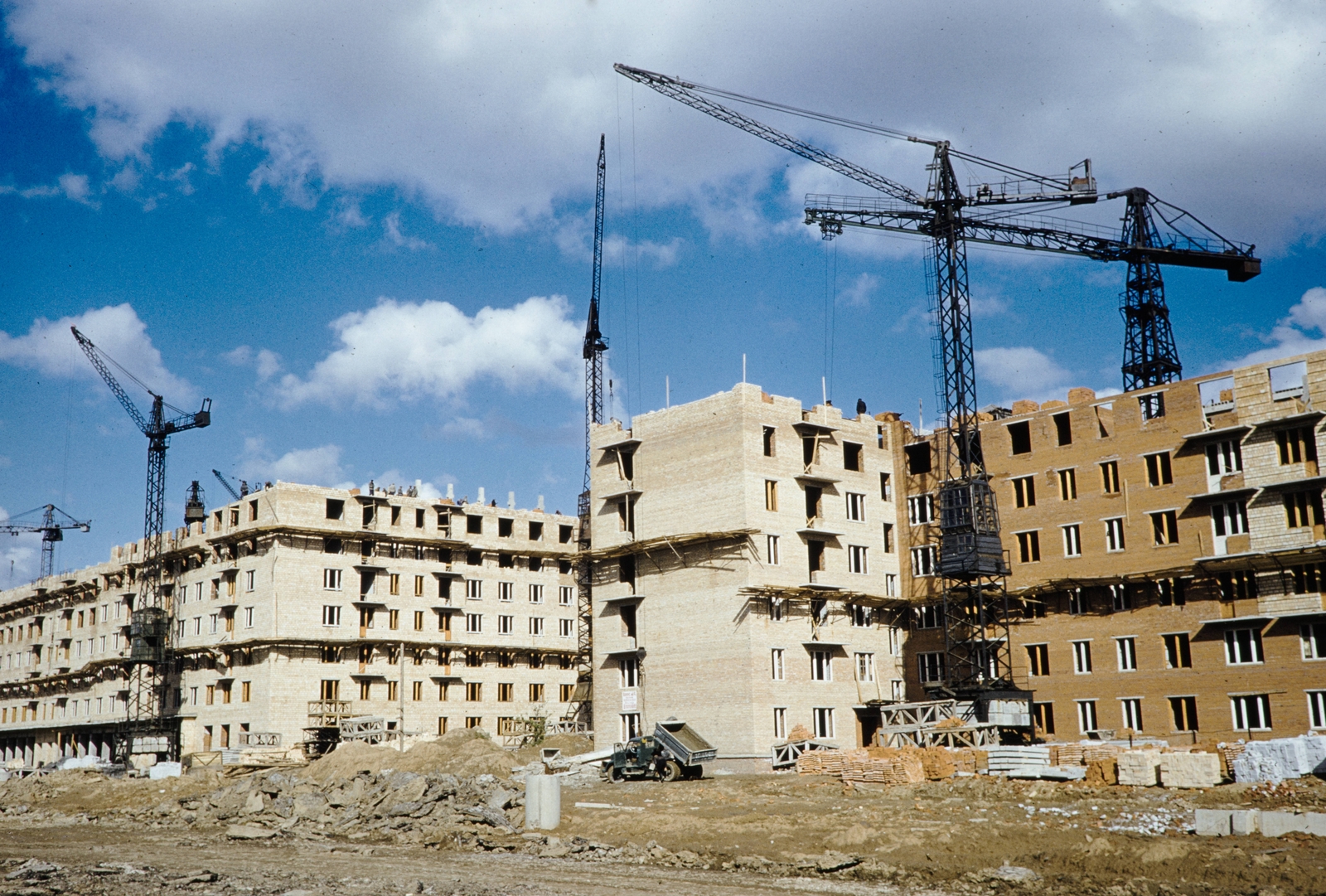 Russia, Moscow, Lenin sugárút (Leninszkij proszpekt), balra a 91. számú, jobbra a 93. számú ház építkezése., 1959, UWM Libraries, building material, colorful, crane, Fortepan #259704