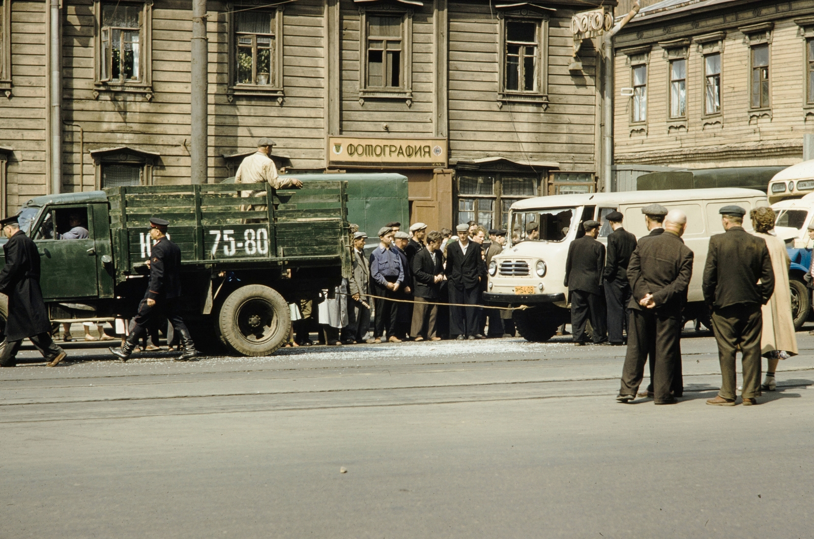 Oroszország, Moszkva, a felvétel a Krasznoprudnaja utca 11. számú ház előtt készült., 1959, UWM Libraries, Harrison Forman, teherautó, bámészkodás, elakadás, fotószaküzlet, színes, cirill írás, Fortepan #259706