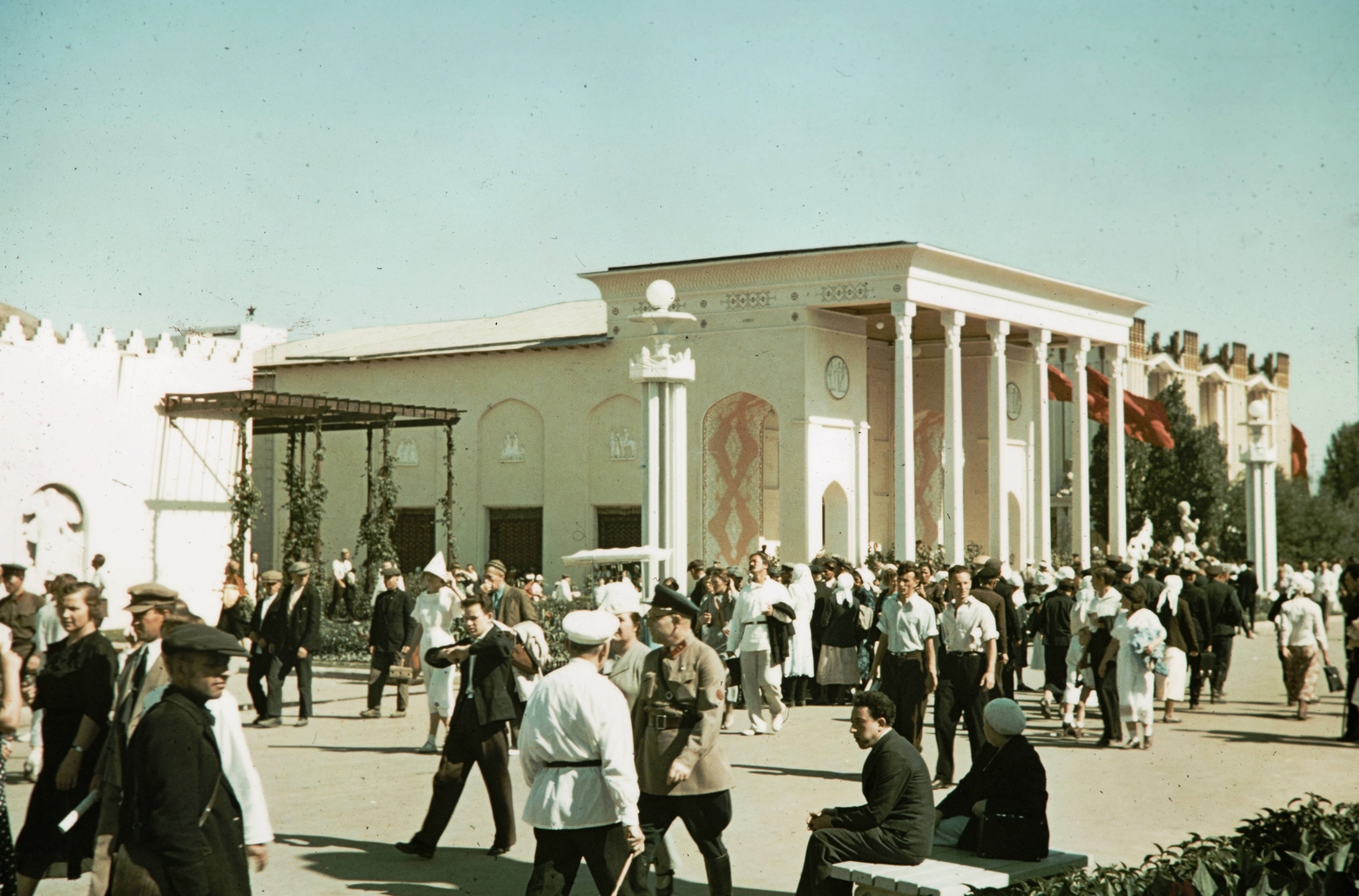 Russia, Moscow, Népgazdaság Eredményeinek Kiállítása (később Összoroszországi Kiállítási Központ), szemben Türkmenisztán pavilonja., 1959, UWM Libraries, colorful, visitors, Fortepan #259713