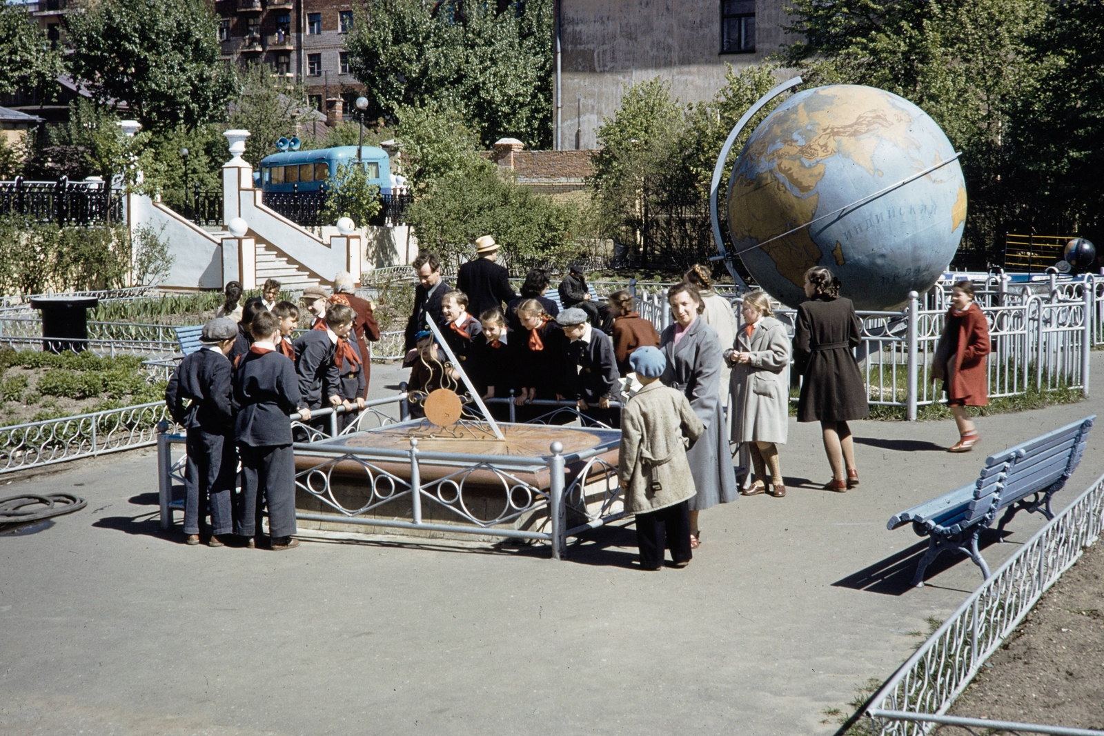Russia, Moscow, a Planetárium kertje, háttérben a Szadovaja-Kudrinszkaja utca épületei., 1959, UWM Libraries, pioneer, bench, sun clock, globe, colorful, Soviet Union, Fortepan #259715