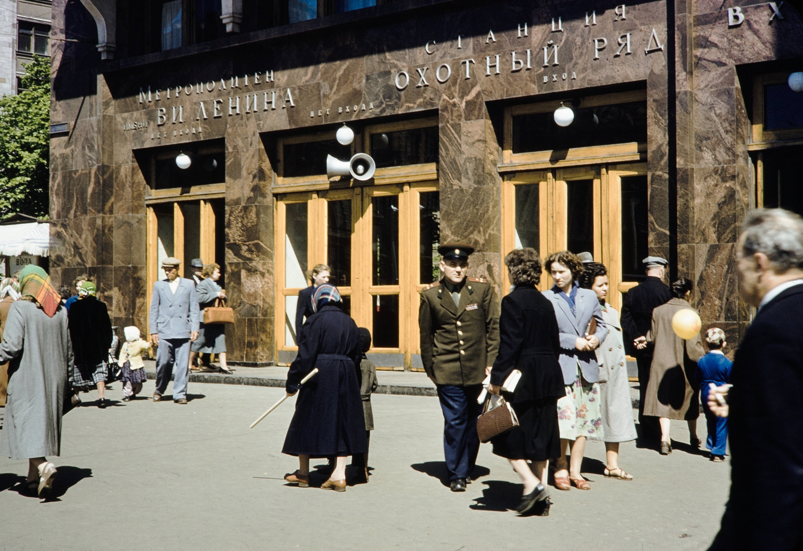 Russia, Moscow, Bolsaja Dmitrovka (Puskinszkaja) utca - ulica Ohotnij Rjad (proszpekt Marksza) sarok, metróállomás., 1959, UWM Libraries, colorful, pedestrian, Cyrillic alphabet, speaker, uniform, Fortepan #259721