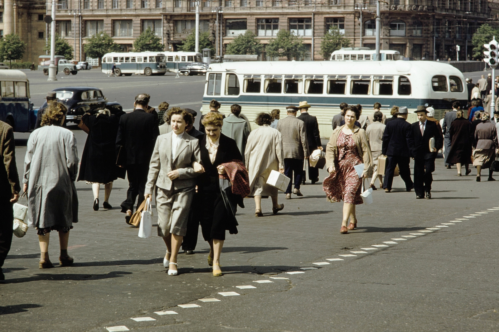 Russia, Moscow, gyalogátkelő a Manézs tér és a Forradalom tér (plosagy Revoljucii) között, jobb felső sarokban a Tverszkaja ulica (ulica Gorkava) torkolata., 1959, UWM Libraries, crosswalk, colorful, Fortepan #259724