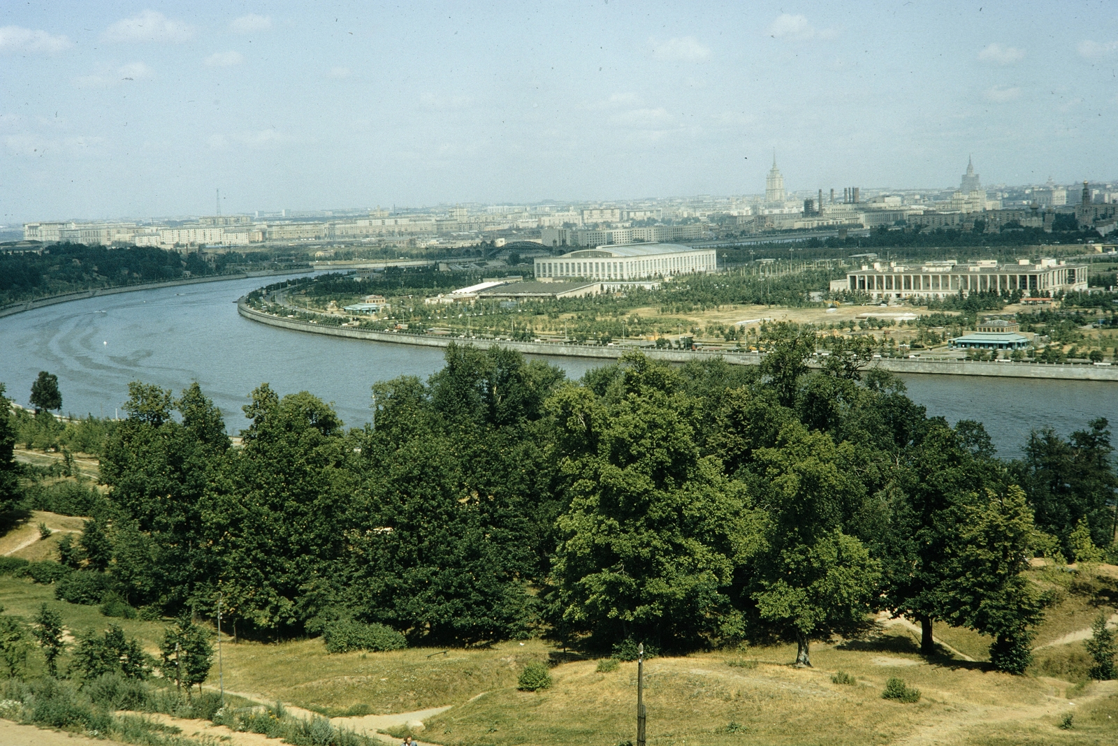 Russia, Moscow, kilátás a Veréb-hegyről (ekkor Lenin-hegy) a Moszkva folyó és a Luzsnyiki rakpart (Luzsnyeckaja naberezsnaja) felé., 1959, UWM Libraries, colorful, Fortepan #259725
