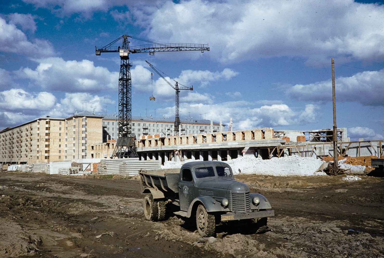 Russia, Moscow, Lenin sugárút (Leninszkij proszpekt), szemben a 85. számú épület, jobbra a 87. számú ház építkezése., 1959, UWM Libraries, crane, commercial vehicle, construction, colorful, Fortepan #259727