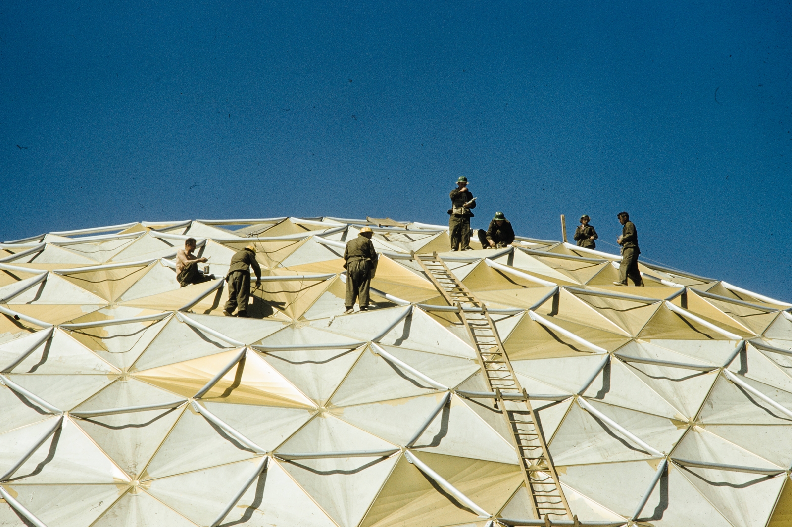 Russia, Moscow, Szokolnyiki-park, az Amerikai Nemzeti Kiállítás pavilonjának kupolája., 1959, UWM Libraries, geometry, construction, ladder, geodesic dome, colorful, Fortepan #259728