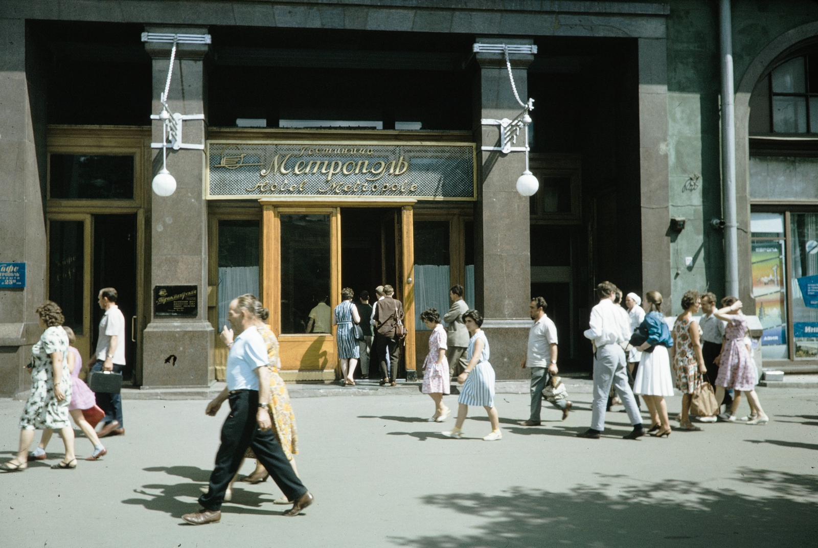 Russia, Moscow, Forradalom tér, a Hotel Metropol bejárata., 1959, UWM Libraries, colorful, pedestrian, Cyrillic alphabet, pedestrian zone, Fortepan #259750