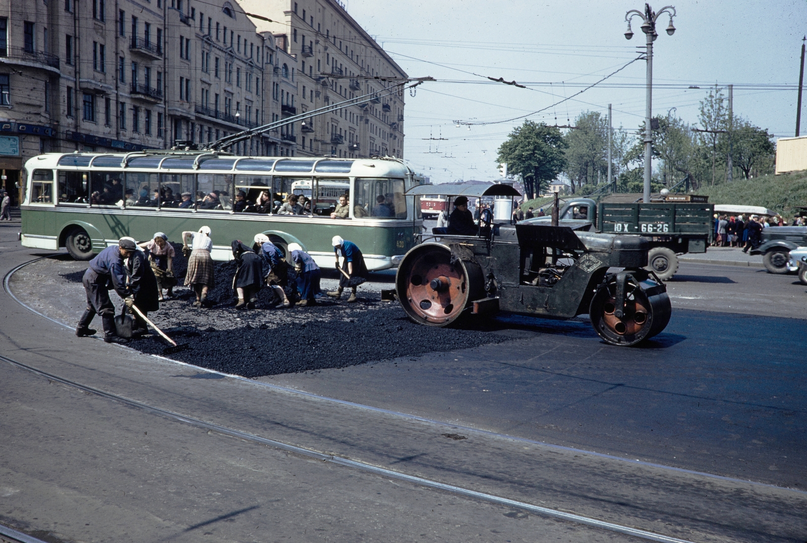 Oroszország, Moszkva, Kalancsovszkaja utca., 1959, UWM Libraries, Harrison Forman, trolibusz, színes, úthenger, aszfaltozás, SVARZ TBES-VSKhV, Fortepan #259756