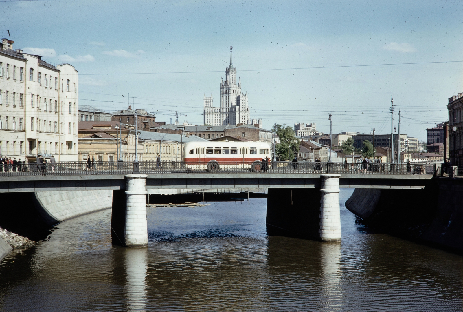 Russia, Moscow, látkép a Malij Moszkvoreckij hídról a Csugunnij híd felé, háttérben a Kotyelnyicseszkaja rakparti toronyház., 1959, UWM Libraries, colorful, Fortepan #259759