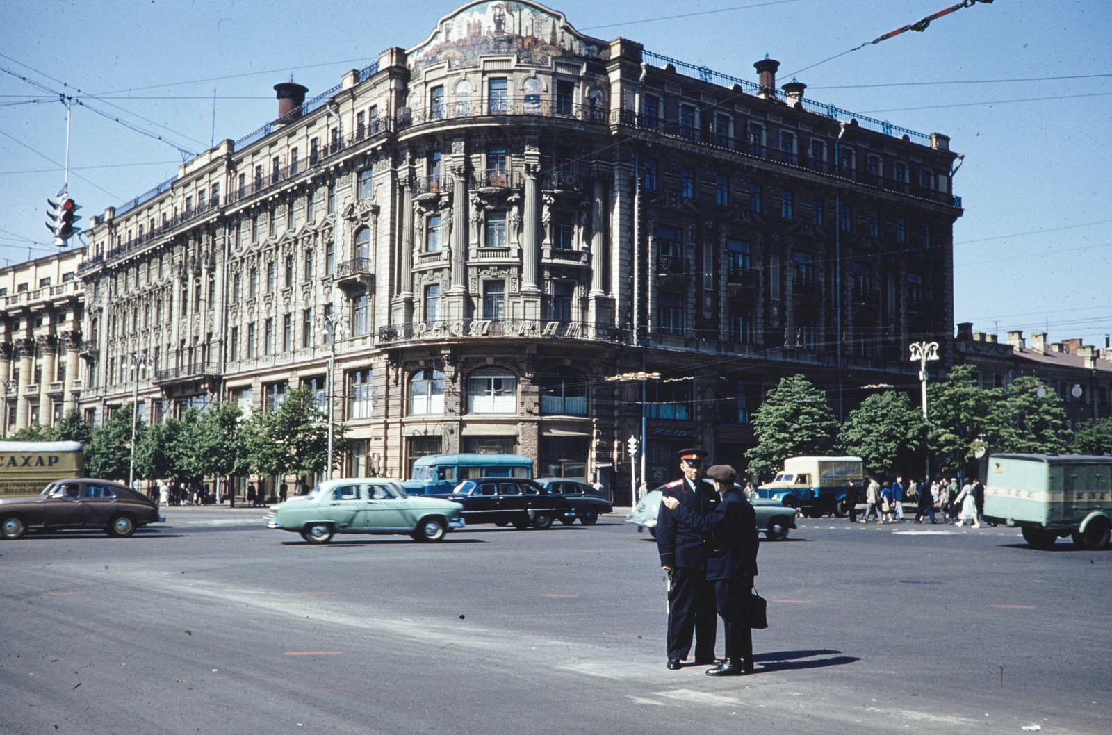 Oroszország, Moszkva, Mohovaja utca (ekkor Marx sugárút) -Tverszkaja (ekkor Gorkij) utca sarok, Hotel National., 1959, UWM Libraries, színes, beszélgetés, rendőr, épületdísz, jelzőlámpa, Fortepan #259774