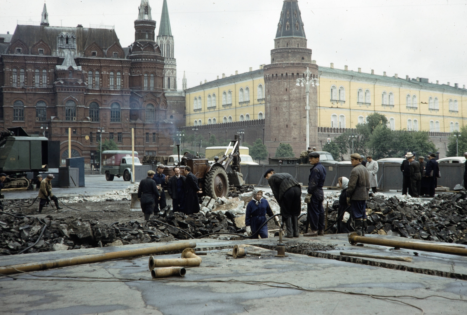 Russia, Moscow, Manézs tér, balra az Állami Történelmi Múzeum, jobbra a Kreml., 1959, UWM Libraries, colorful, Fortepan #259776