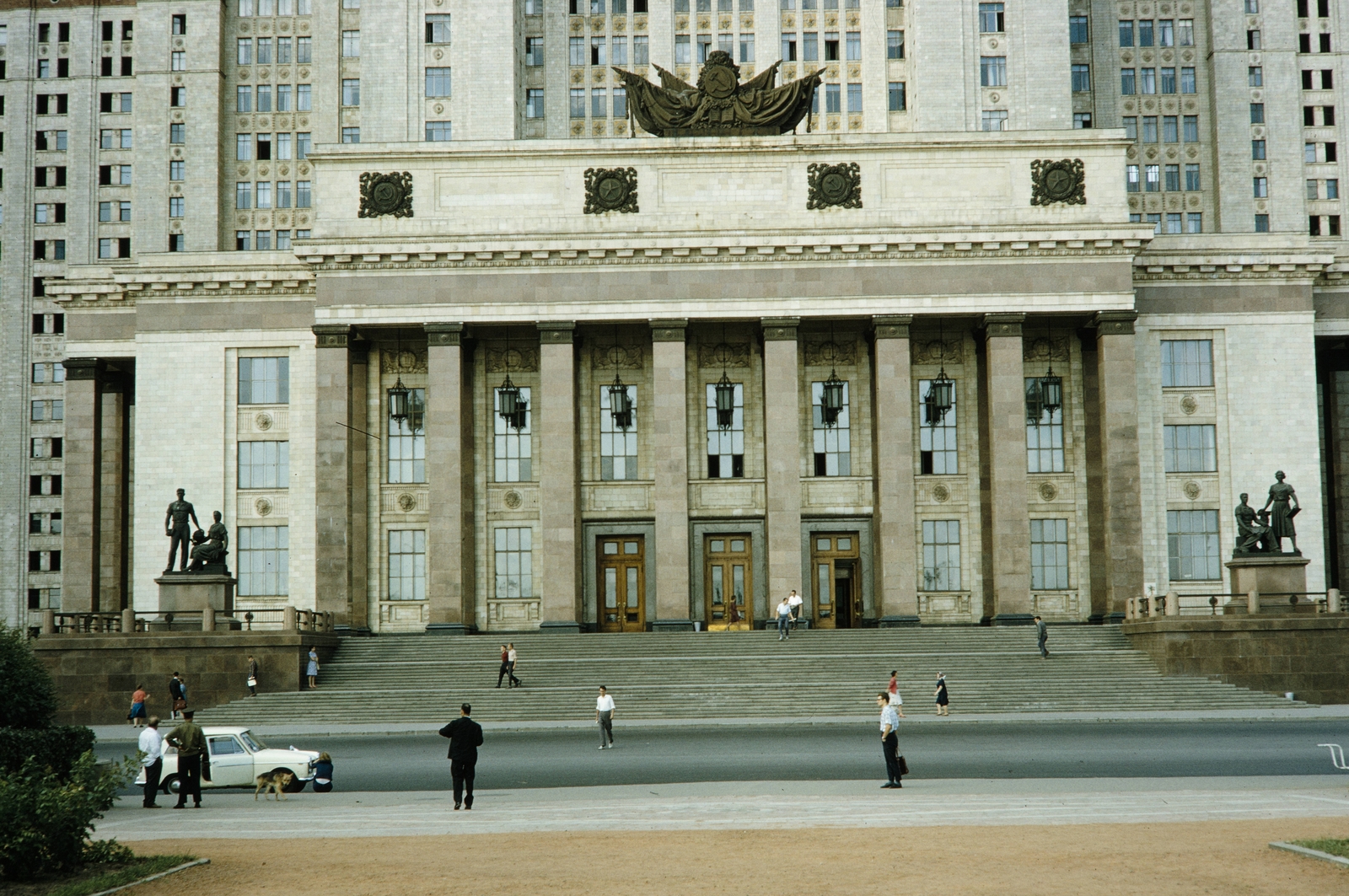 Russia, Moscow, a Lomonoszov Egyetem bejárata., 1959, UWM Libraries, colorful, Fortepan #259780