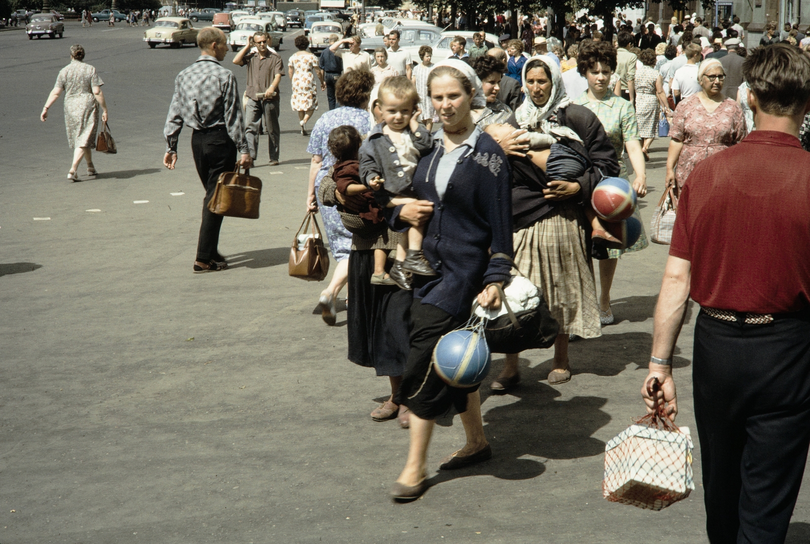 Russia, Moscow, Forradalom tér (plosagy Revoljucii) a Színház (Szverdlov) tér felé nézve, jobbra a Hotel Metropol.
lsd 259692, 1959, UWM Libraries, Best of, colorful, ball, hold in arms, kid, mother, Fortepan #259784